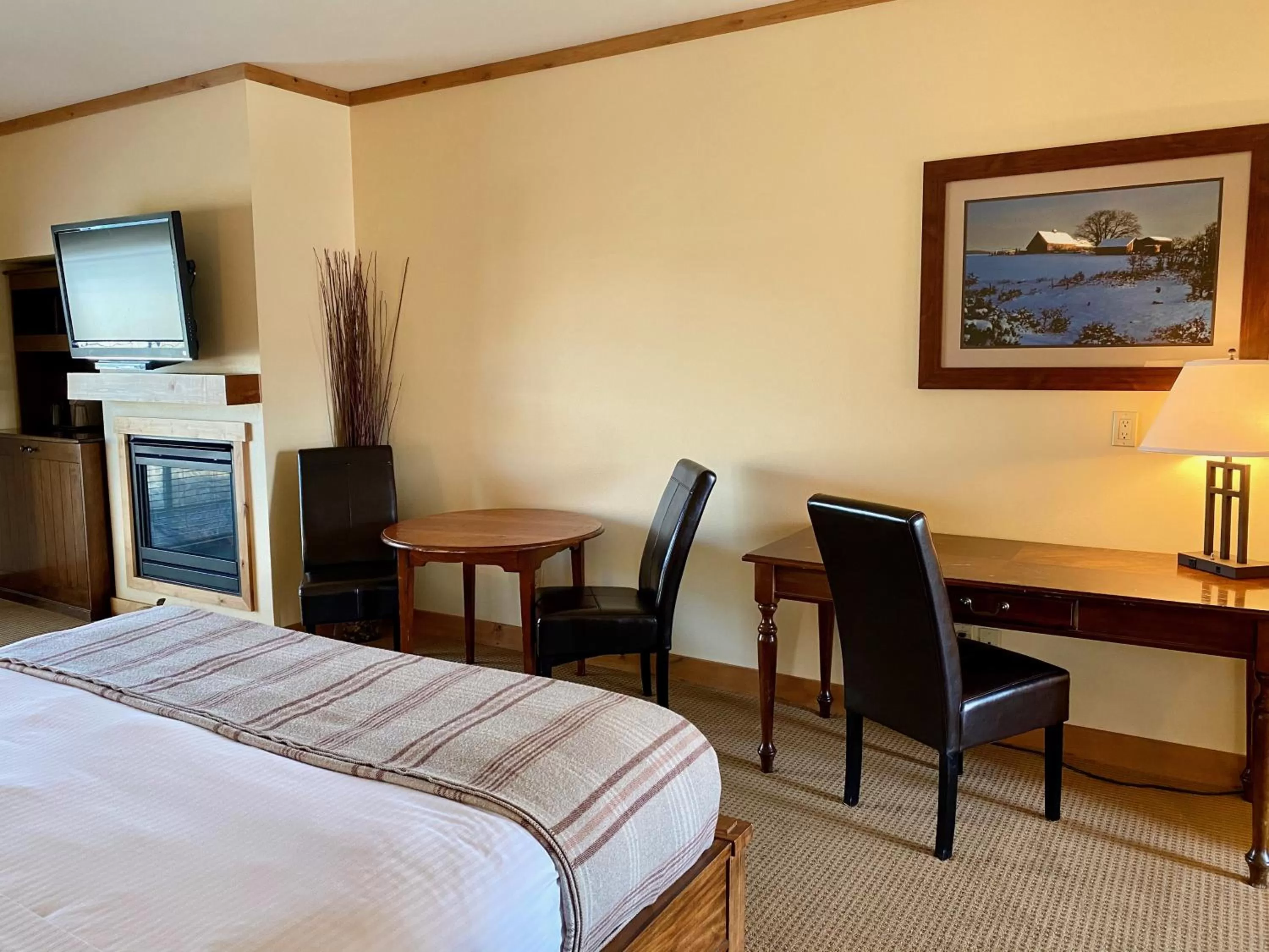 Bed in Cousin's Country Inn