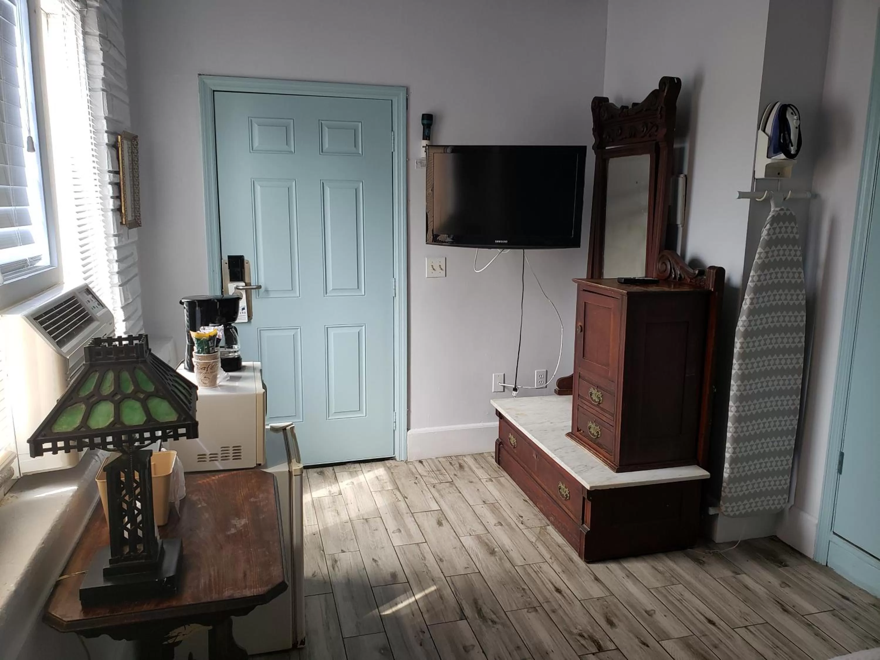 TV and multimedia in Topaz Motel - Flagler Beach