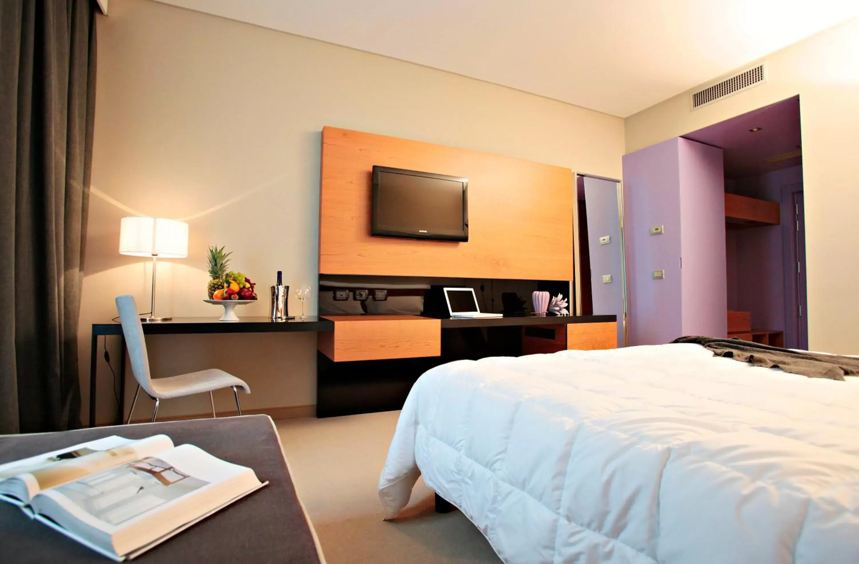 Bed, TV/Entertainment Center in Cosmopolitan Hotel