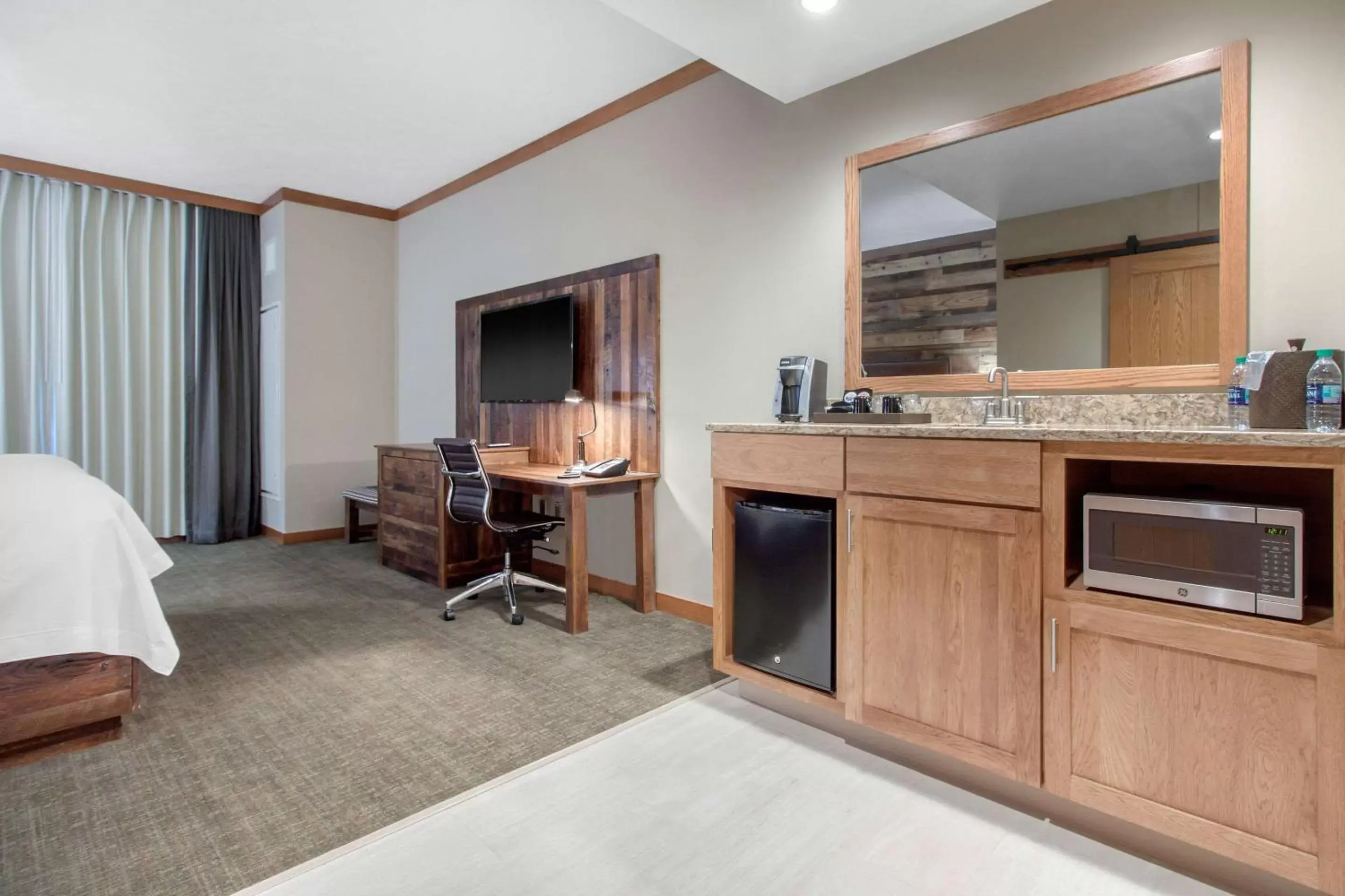 Photo of the whole room, Kitchen/Kitchenette in Norfolk Lodge & Suites, Ascend Hotel Collection