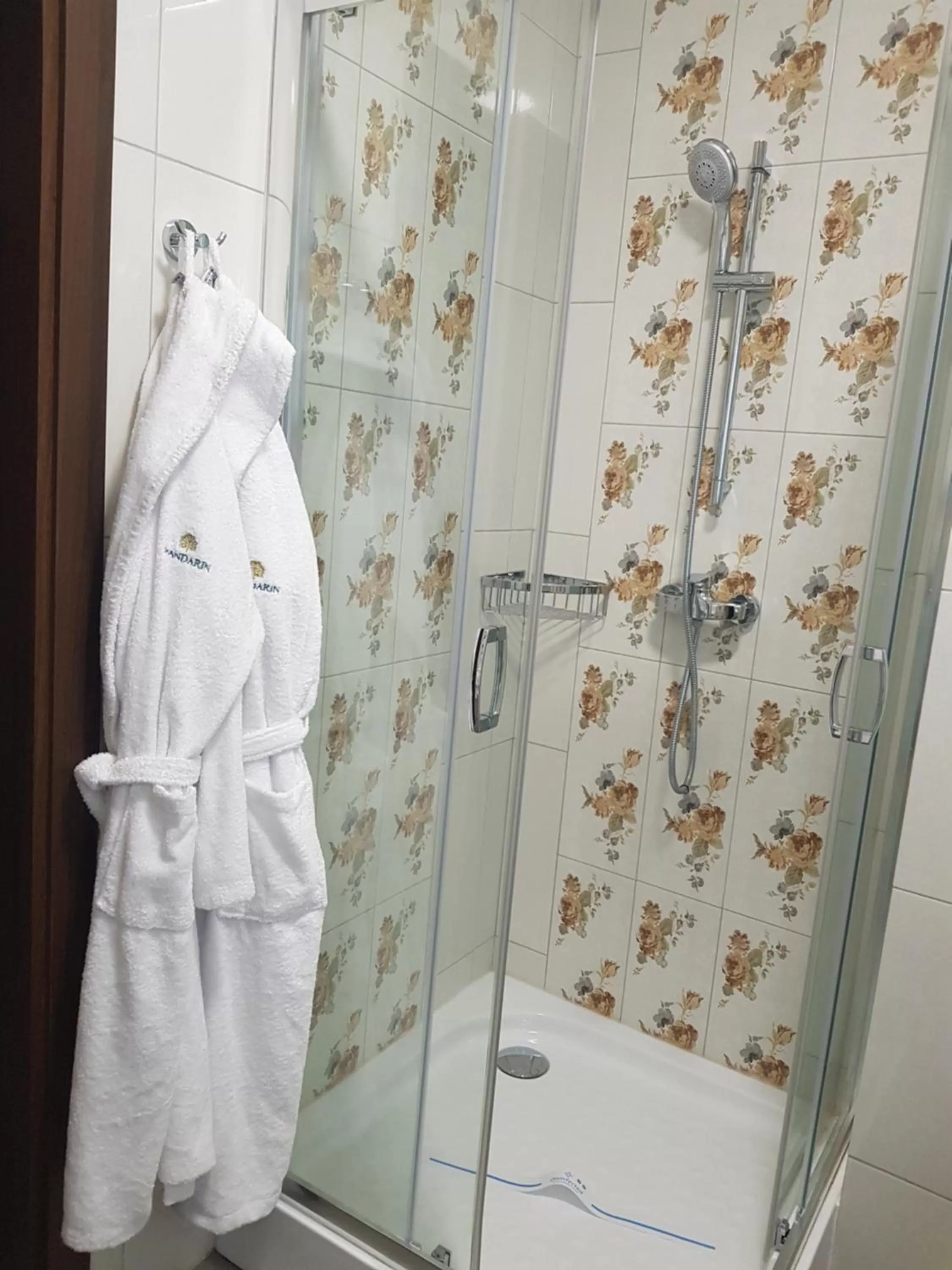 Shower in Hotel "Mandarin Clubhouse"