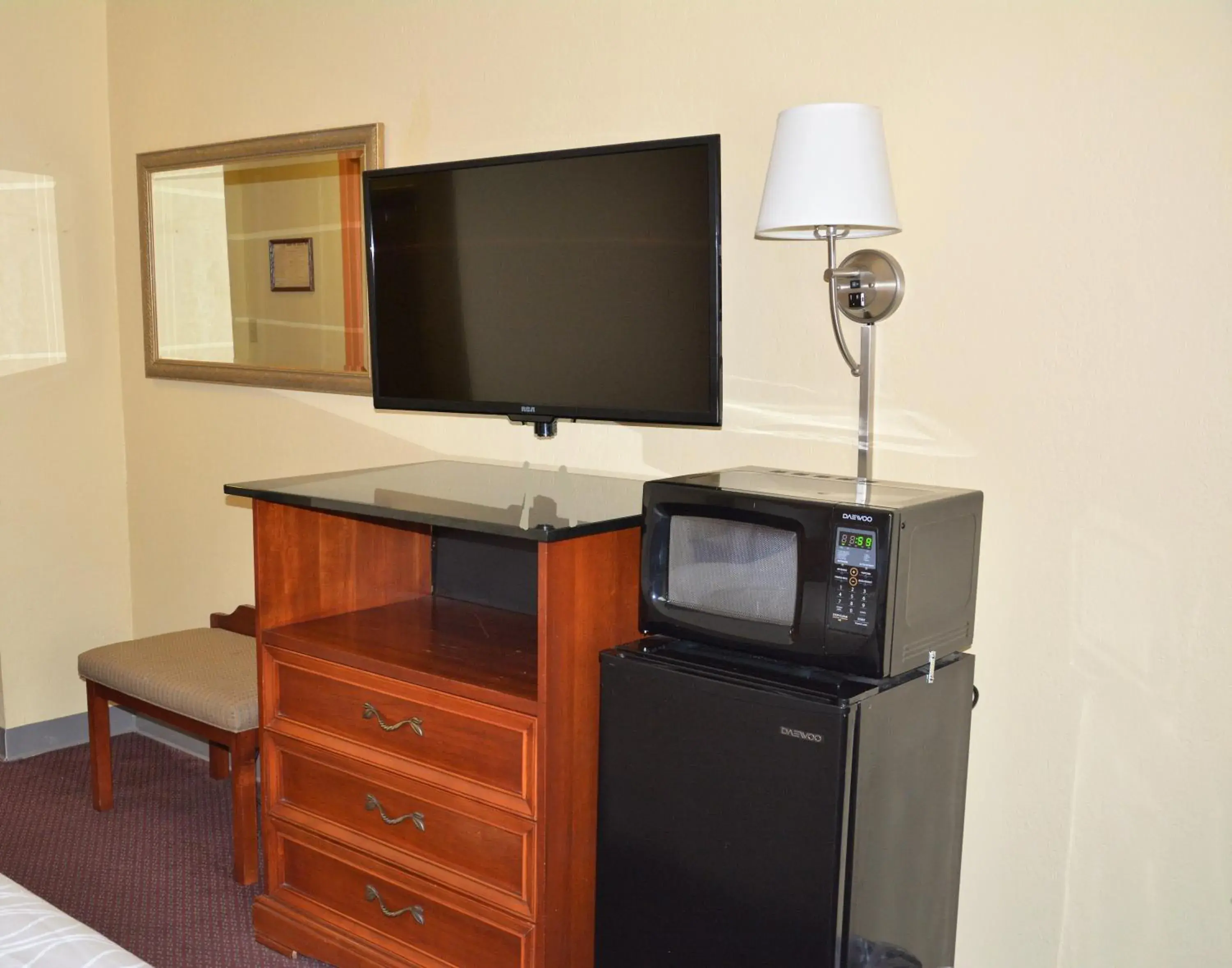 Area and facilities, TV/Entertainment Center in Columbus Grand Hotel & Banquet Center