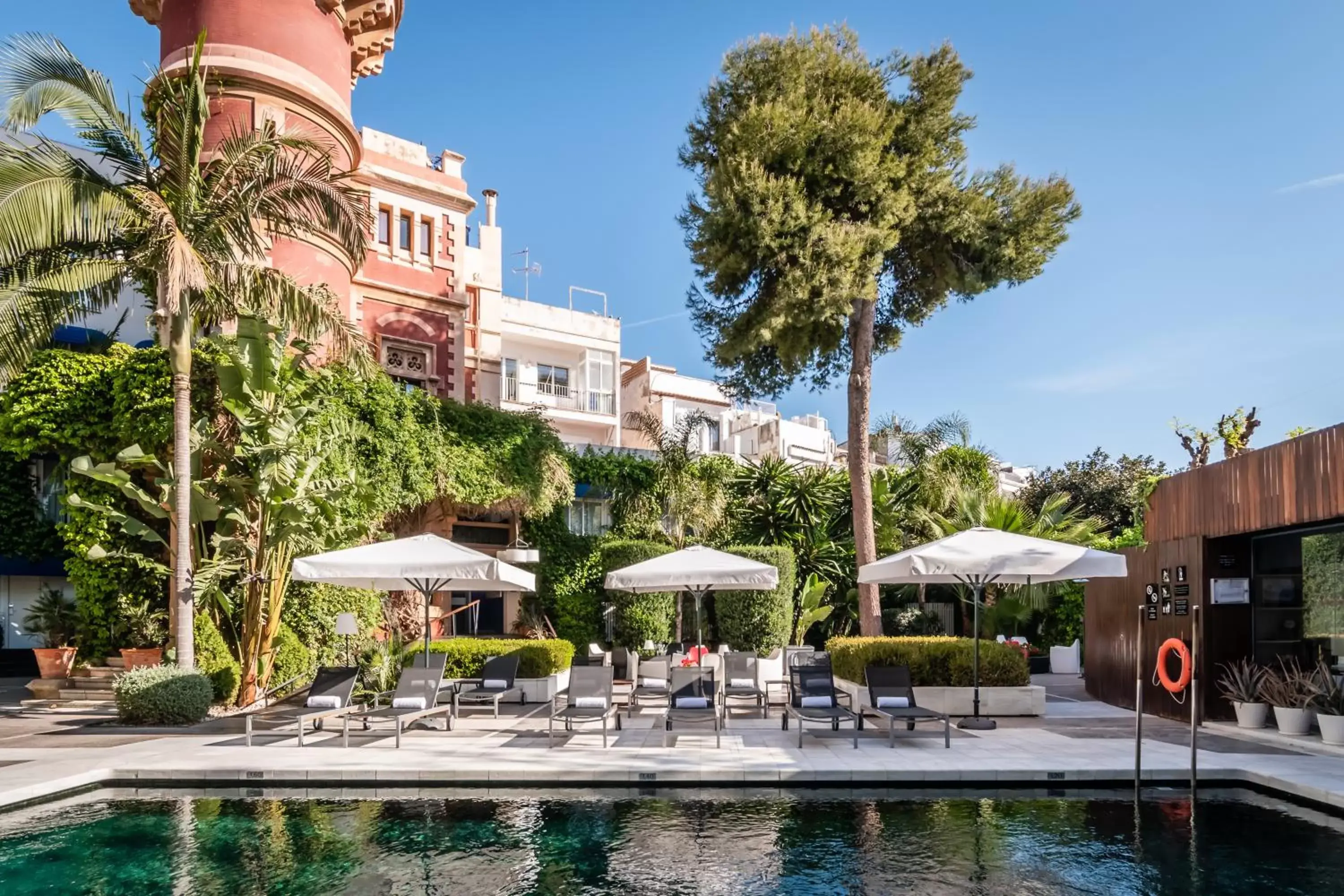 Swimming Pool in Hotel Medium Sitges Park