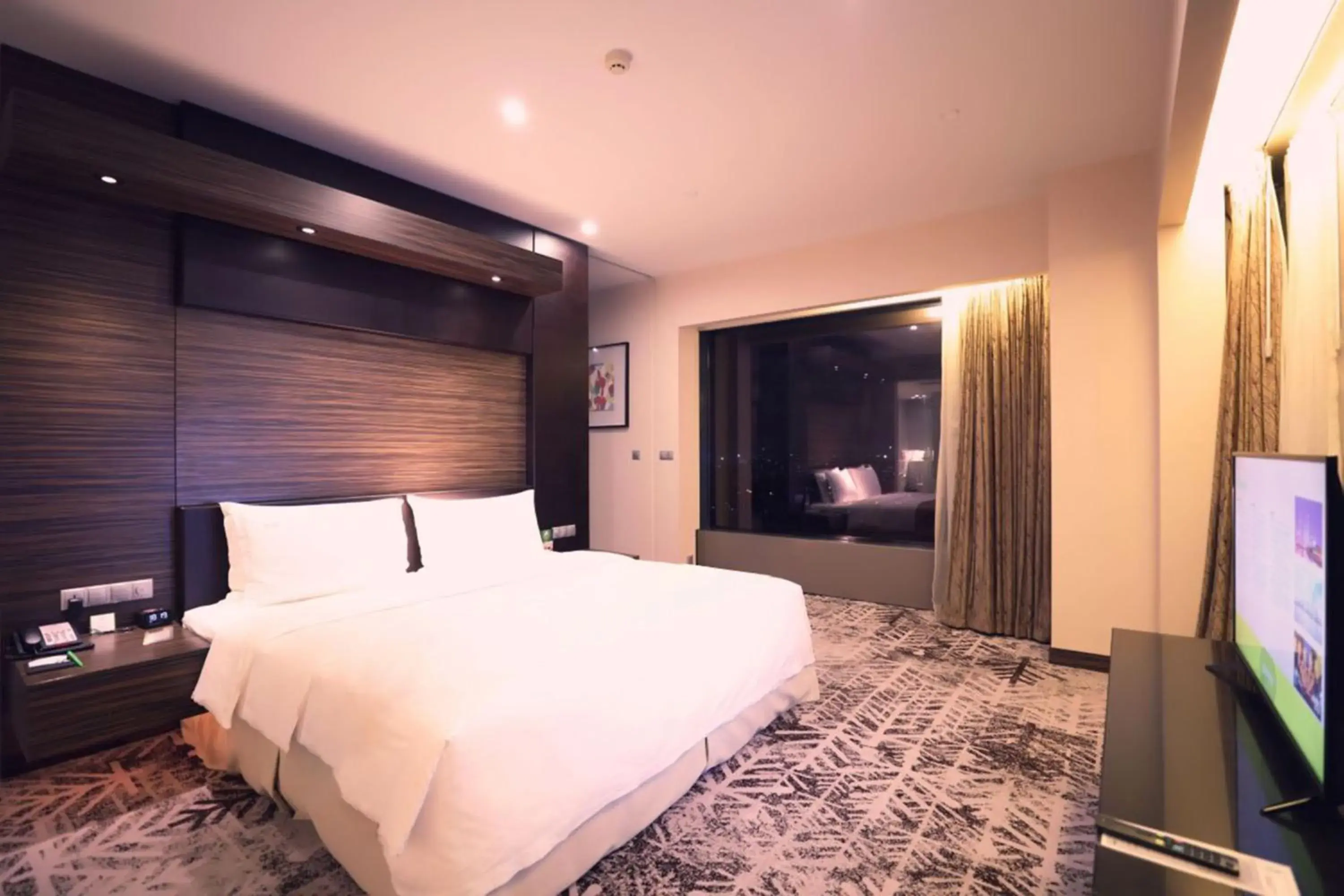 Photo of the whole room, Bed in Holiday Inn Shanghai Hongqiao West, an IHG Hotel