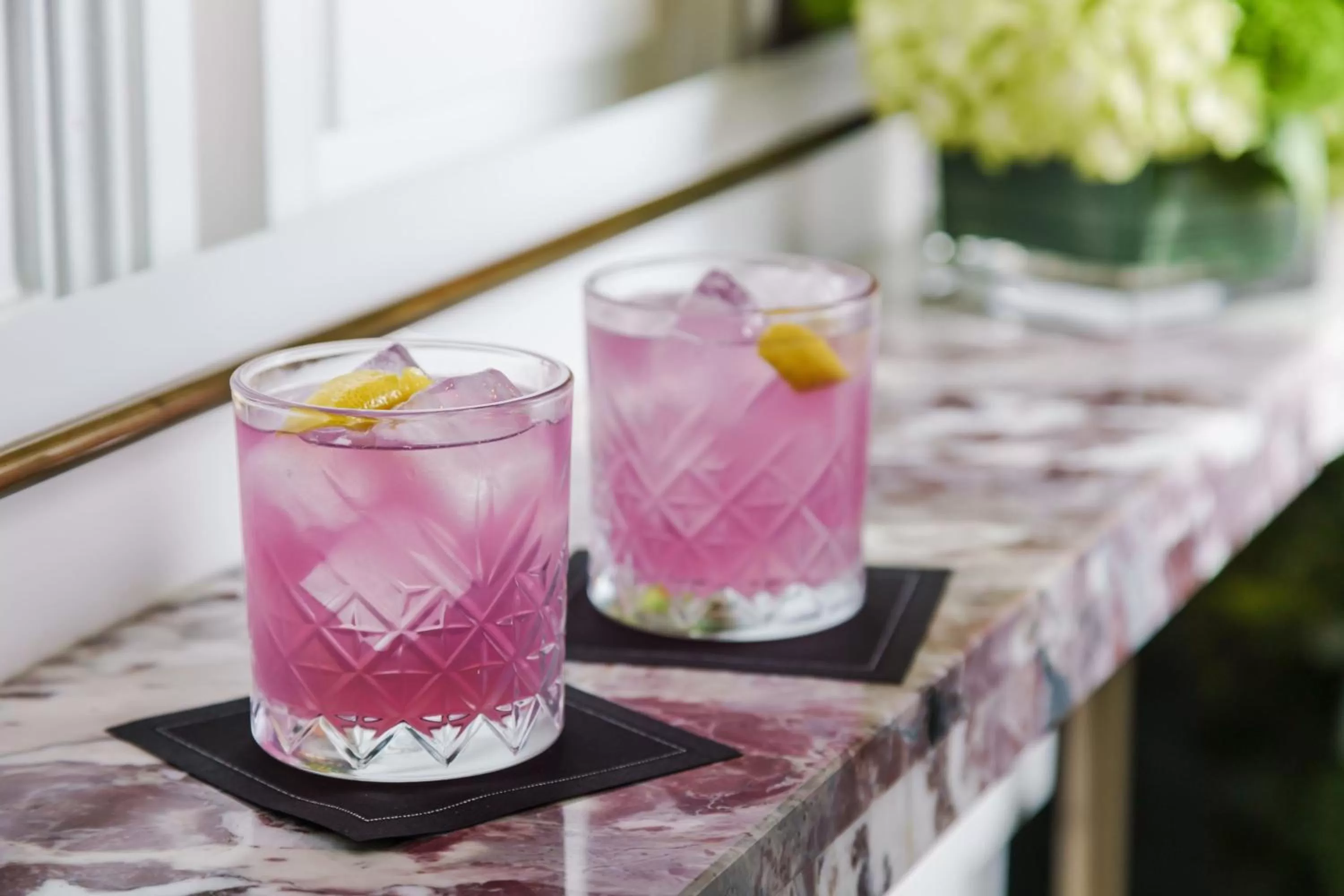 Lounge or bar in The Algonquin Hotel Times Square, Autograph Collection