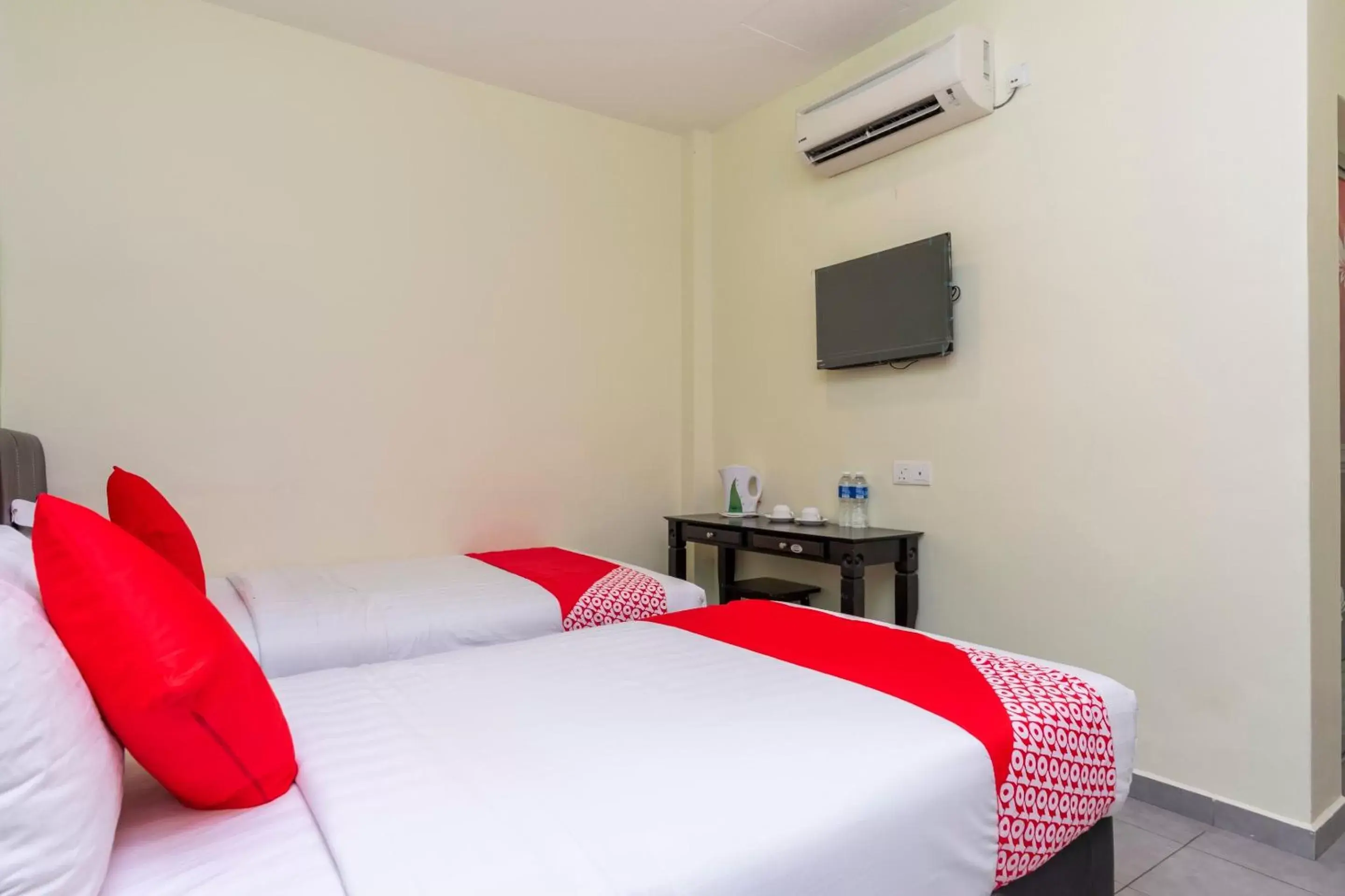 Bedroom, Bed in OYO 756 Muar City Hotel