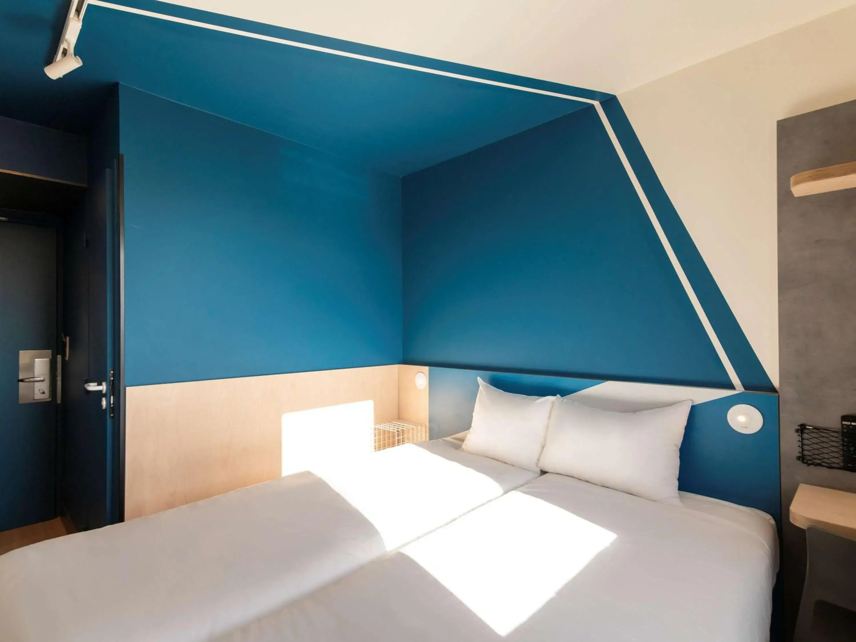 Bedroom, Bed in ibis budget Lyon Confluence