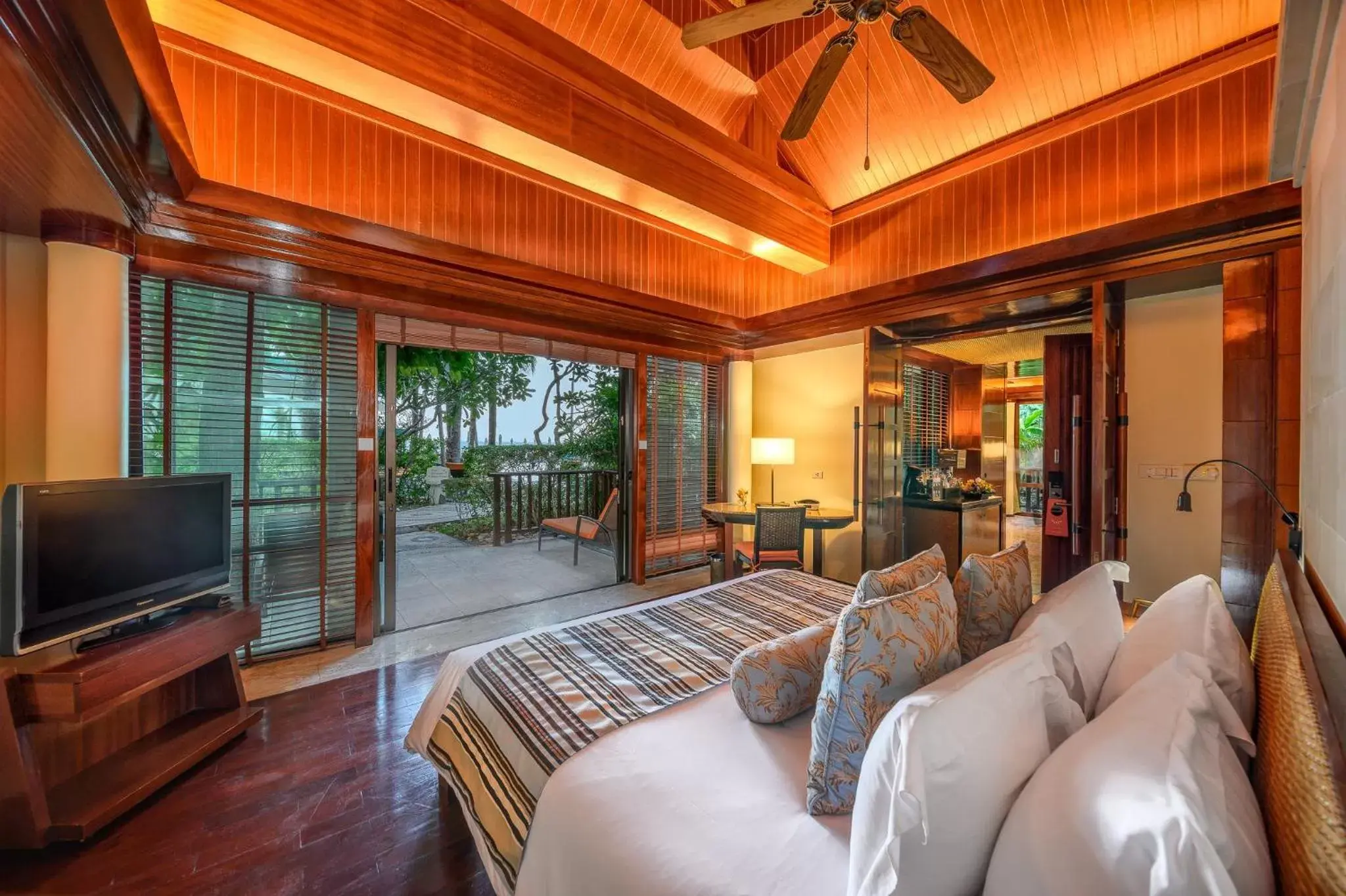 Photo of the whole room, Seating Area in Centara Grand Beach Resort & Villas Krabi