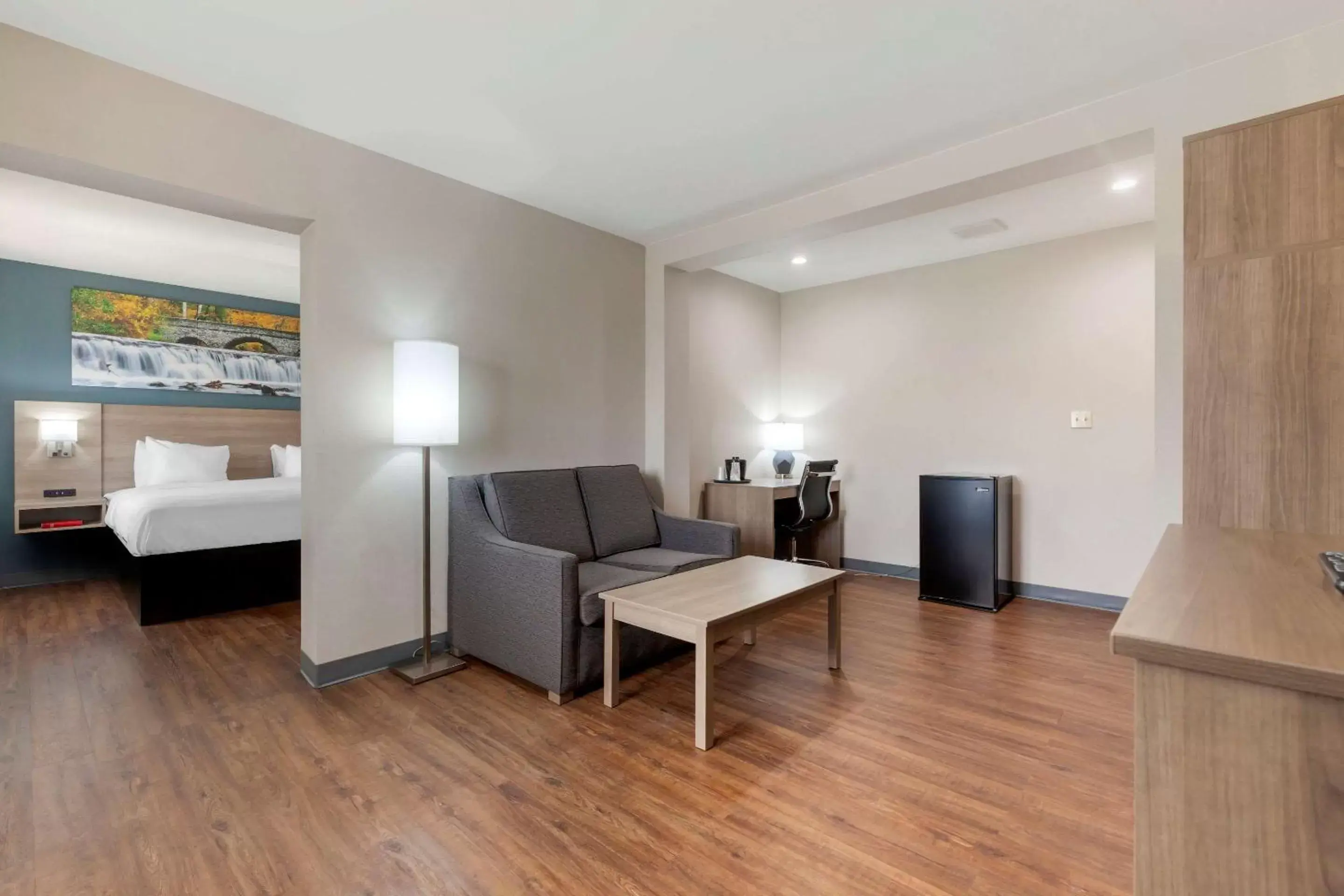 Bedroom, Seating Area in Clarion Pointe Tomah