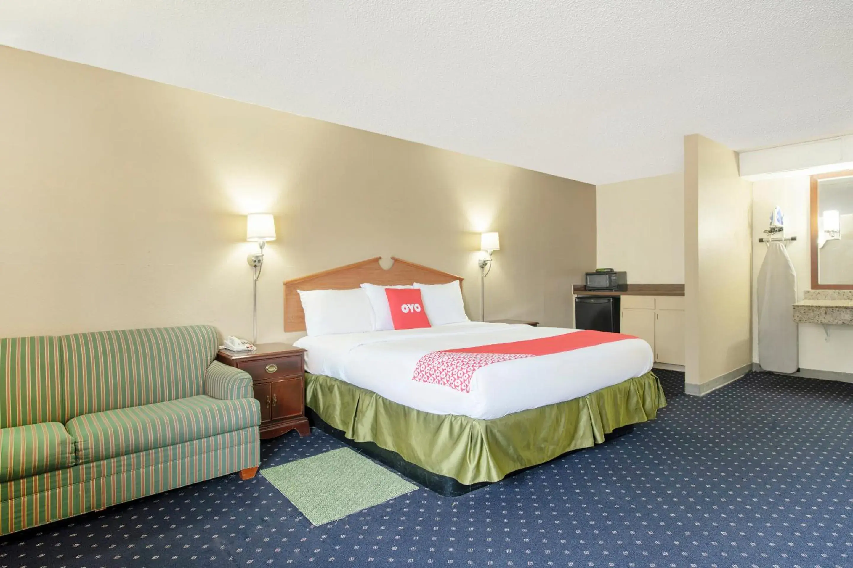 Bedroom, Bed in OYO Hotel Tulsa International Airport