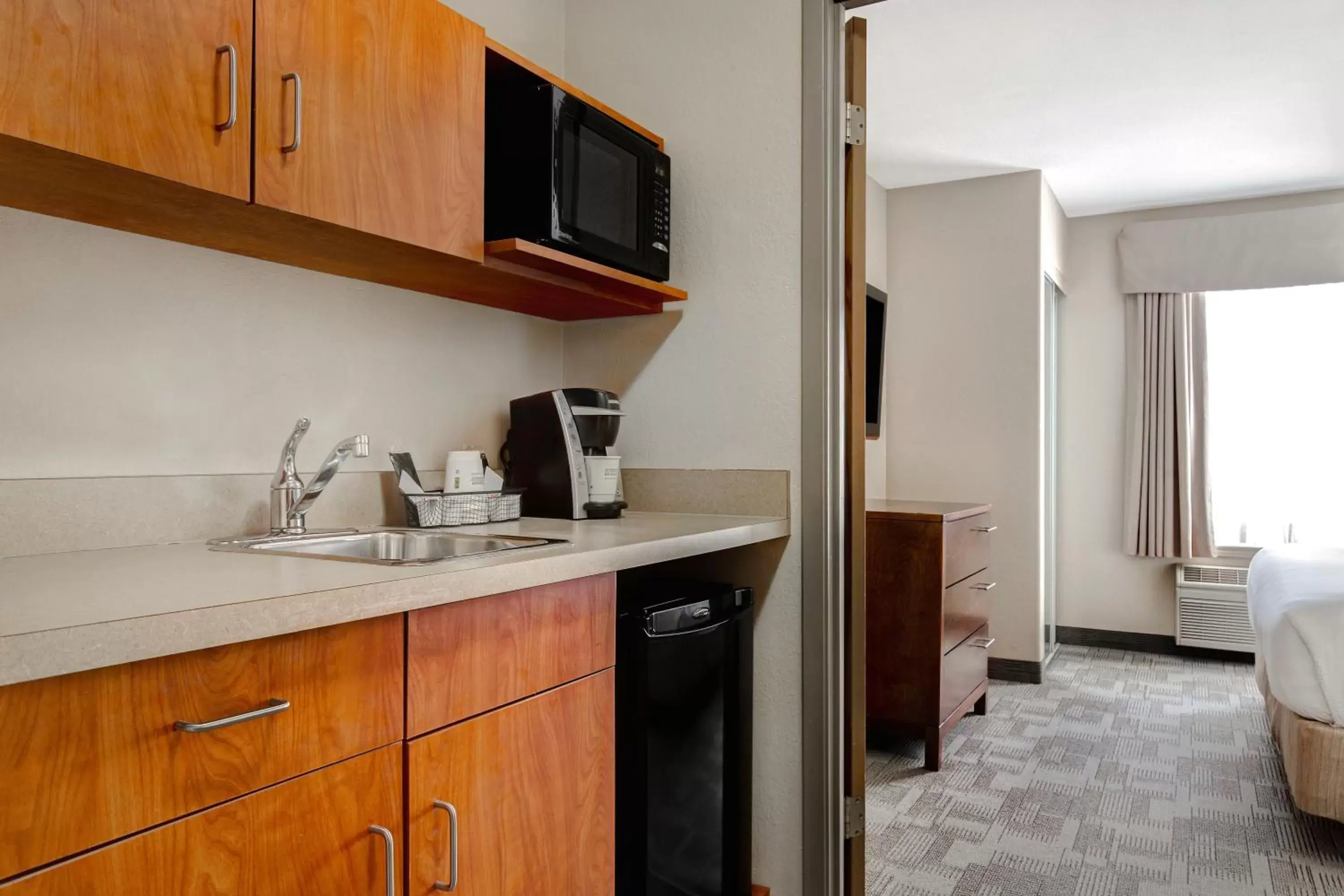 Coffee/tea facilities, Kitchen/Kitchenette in Days Inn by Wyndham Medicine Hat