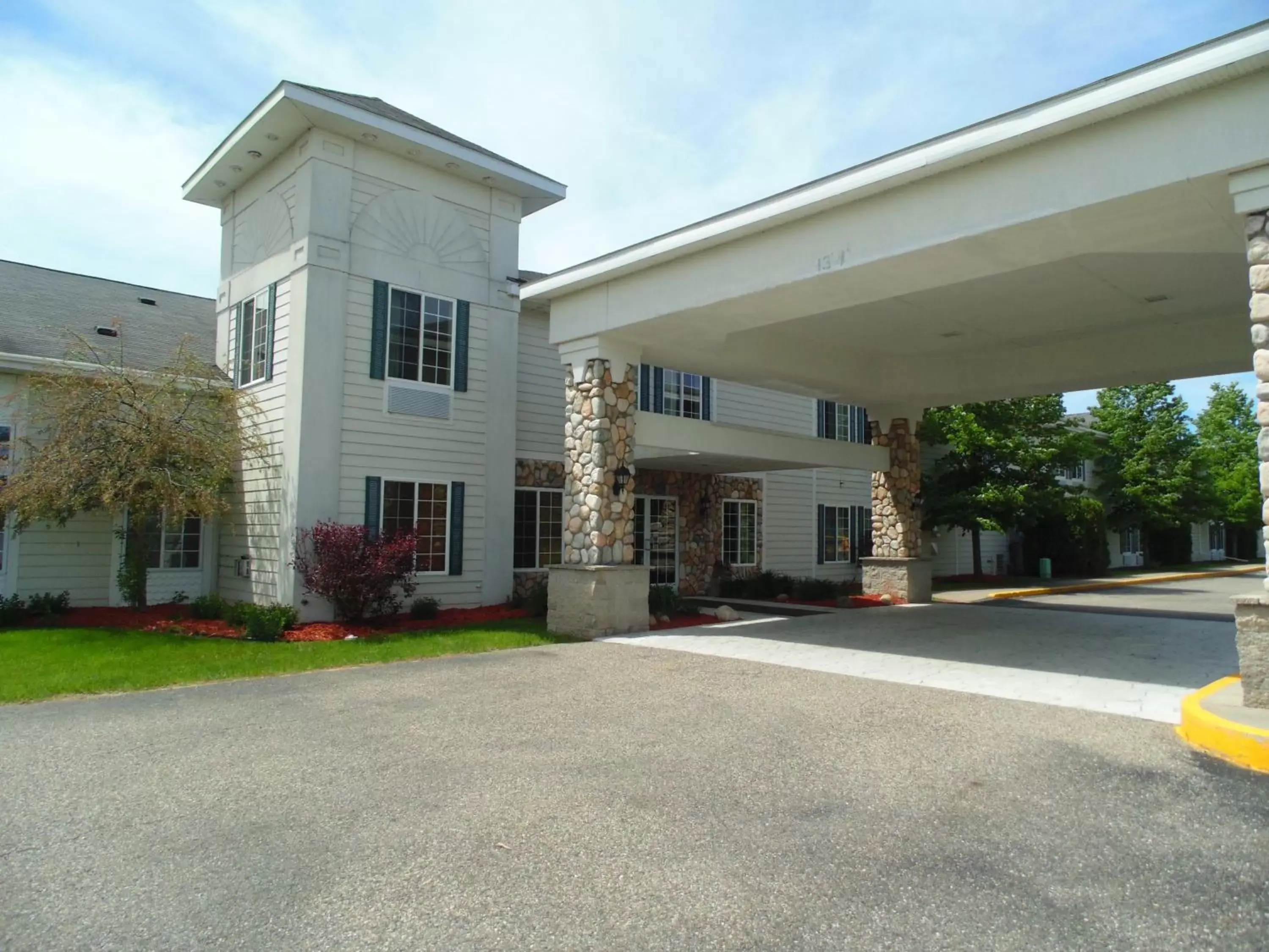 Facade/entrance, Property Building in American Inn and Suites Houghton Lake