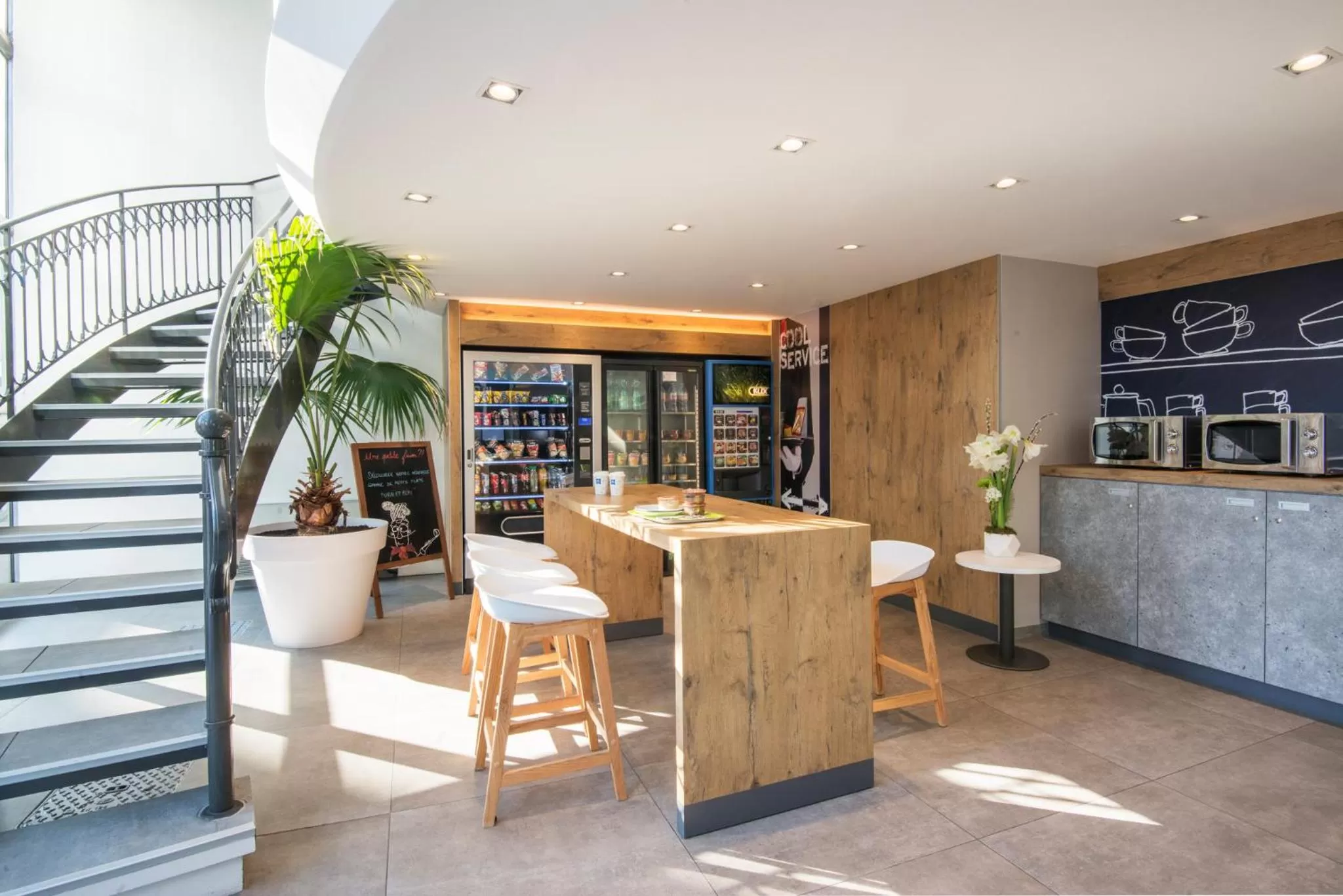 Communal lounge/ TV room in ibis budget Nice Californie Lenval