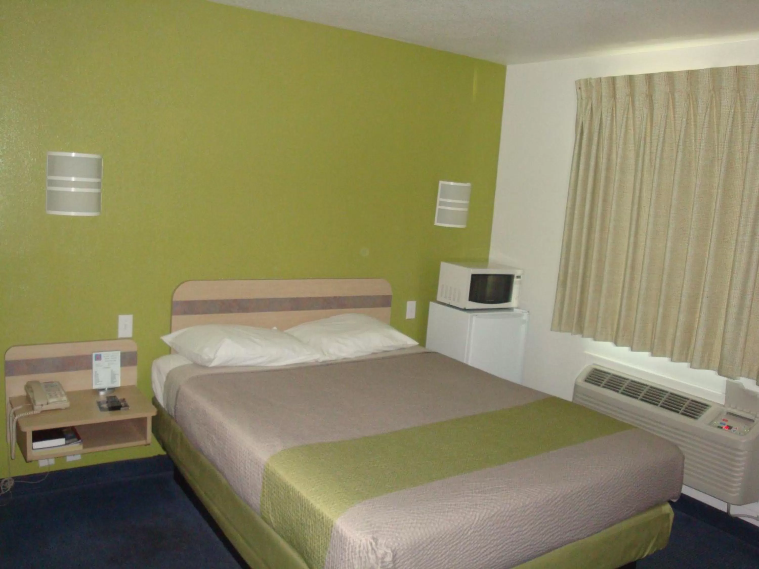 Bed in Lakeside Inn Lake Havasu City