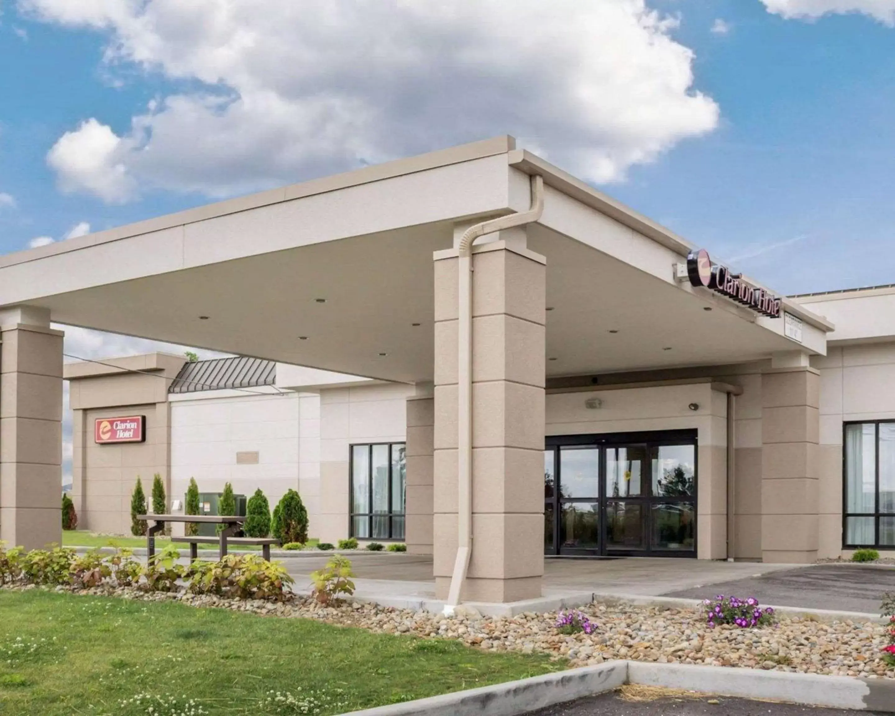 Property building in Clarion Hotel Beachwood-Cleveland