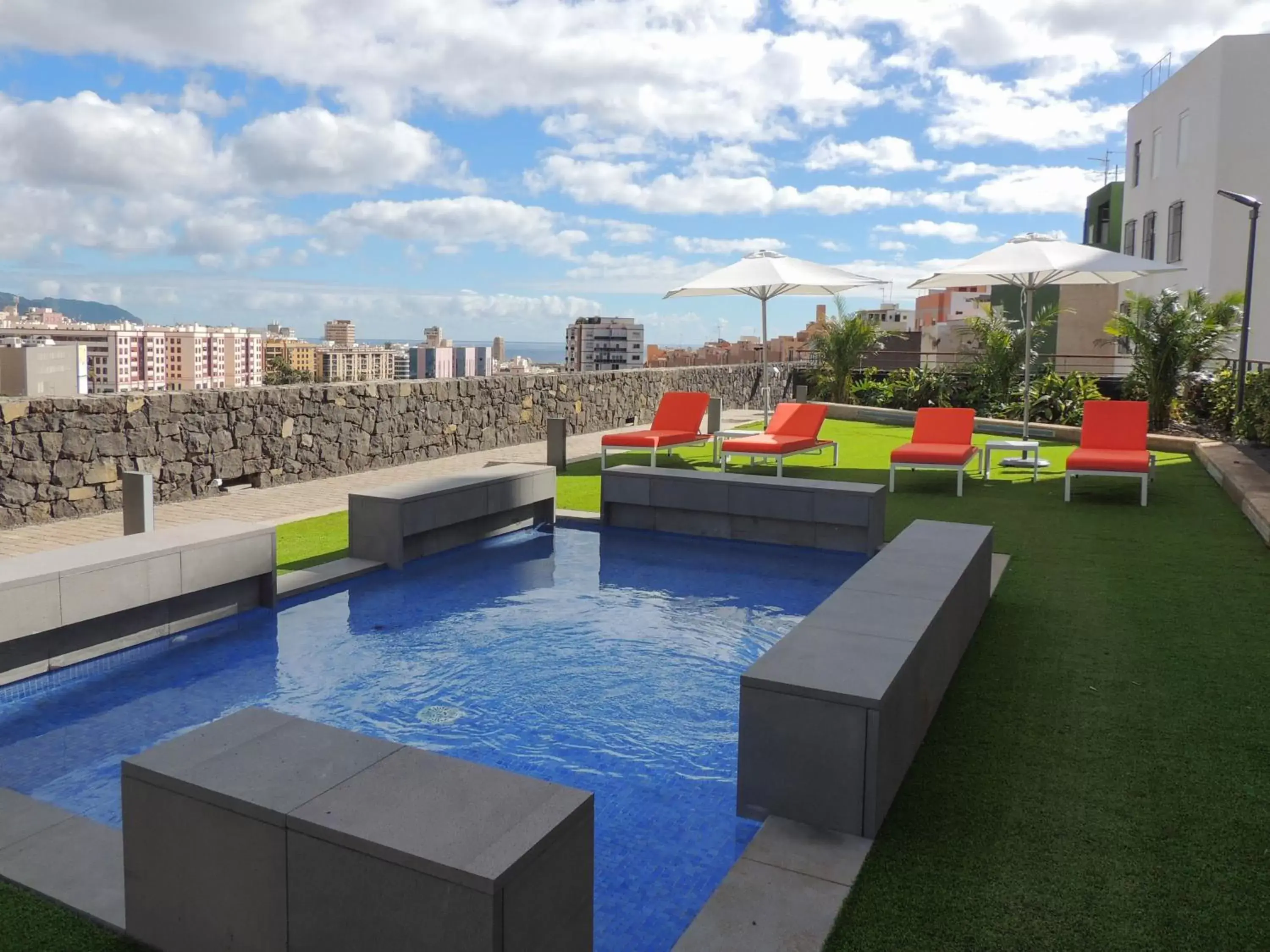 sunbed, Swimming Pool in Hotel Escuela Santa Cruz