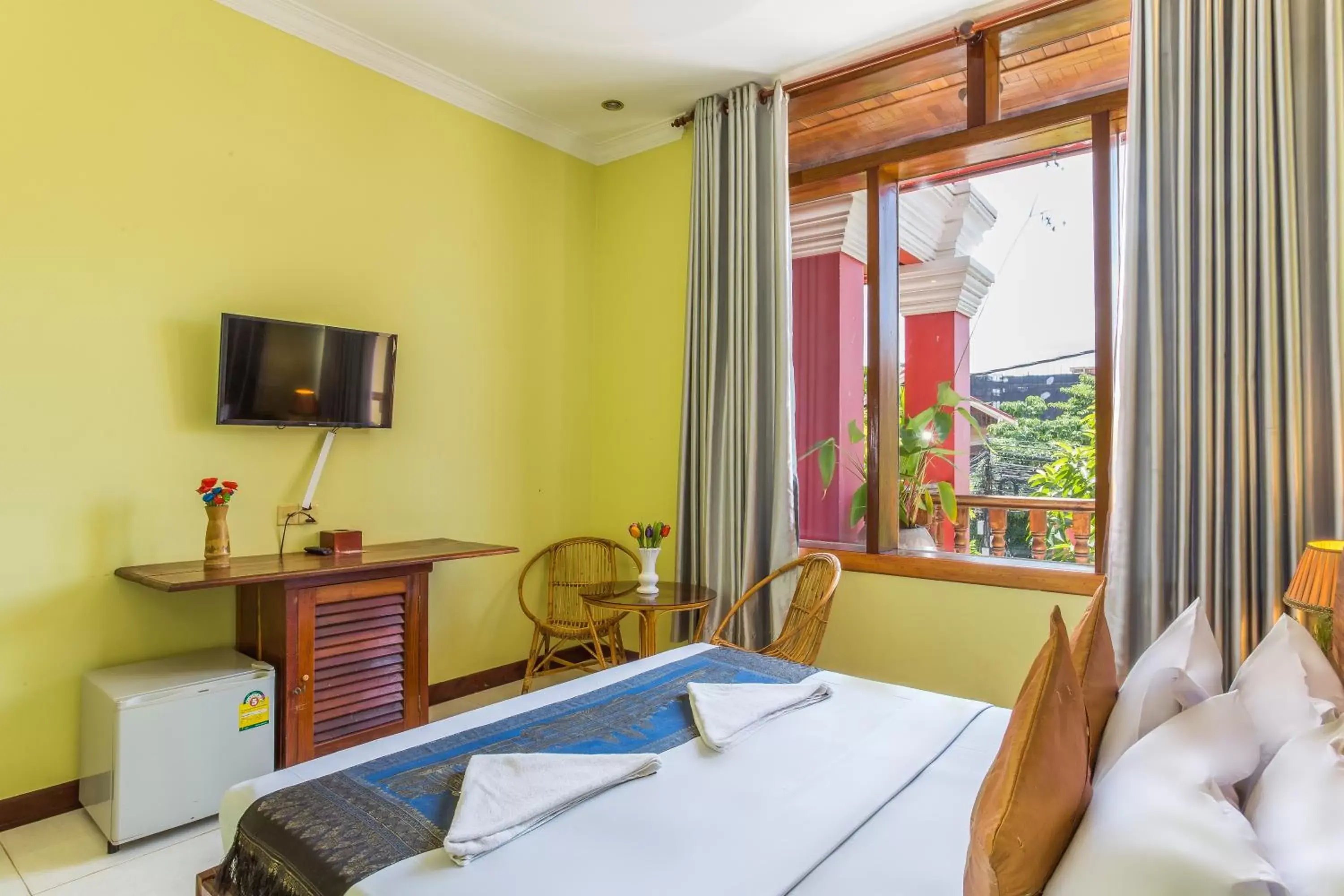 Bedroom, Bed in Side Walk Hotel Bedroom, Bed in Side Walk Hotel