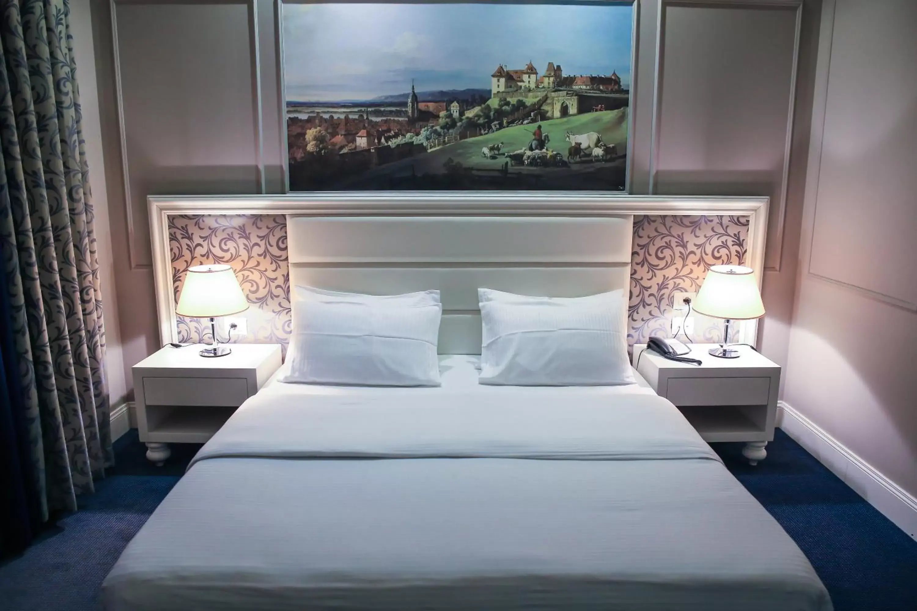 Deluxe Double Room in Hotel Monarch Deluxe Double Room in Hotel Monarch