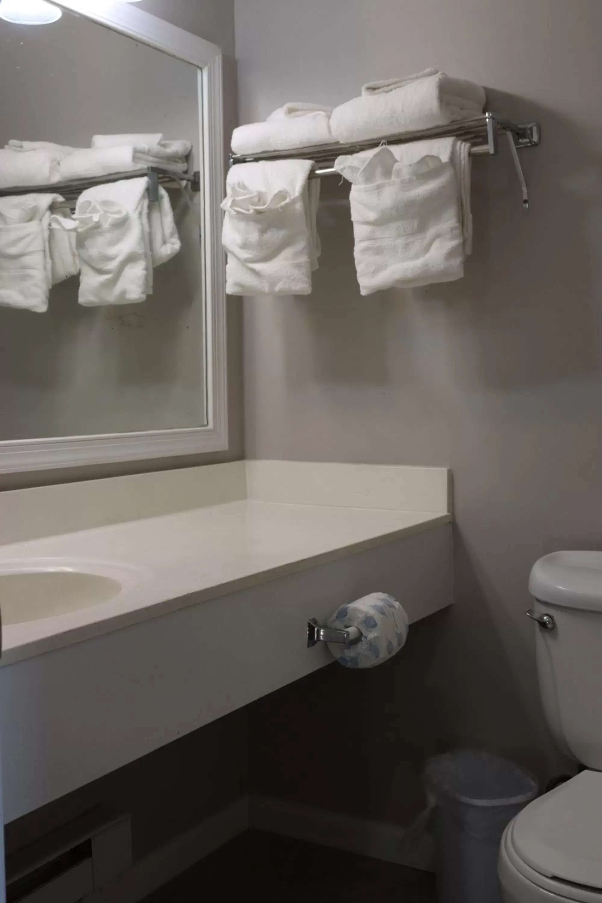 Bathroom in The Burgundy Inn Hotel and Apartments