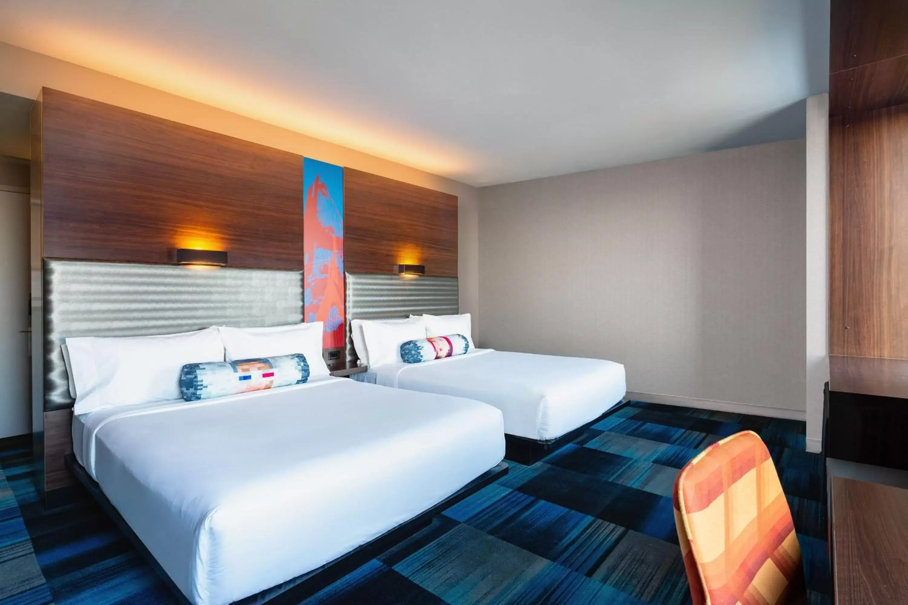 Photo of the whole room, Bed in Aloft Boston Seaport District