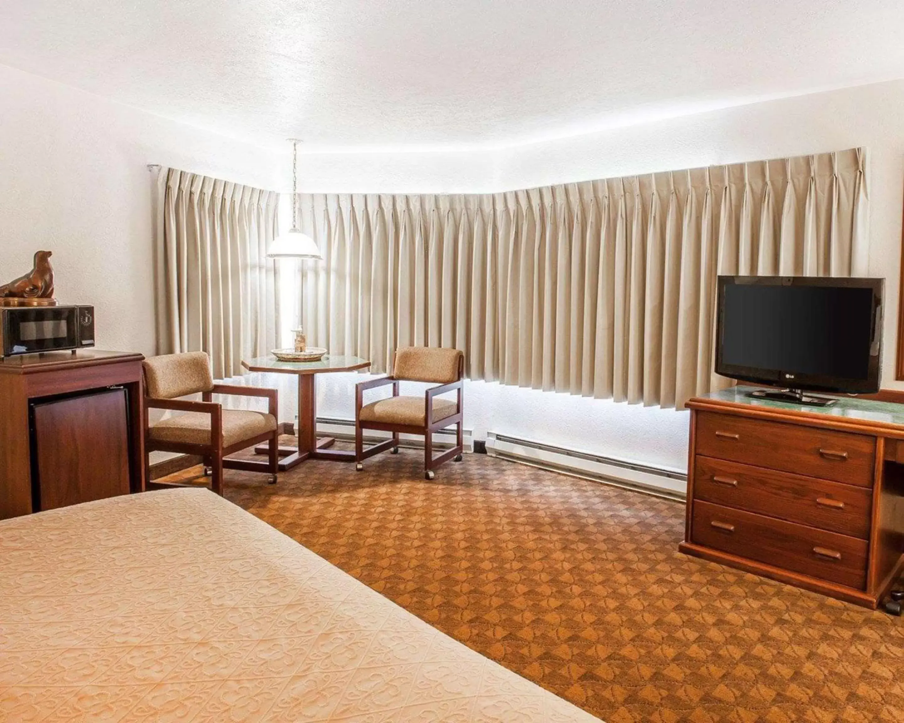 Photo of the whole room, TV/Entertainment Center in Quality Inn Port Angeles - near Olympic National Park