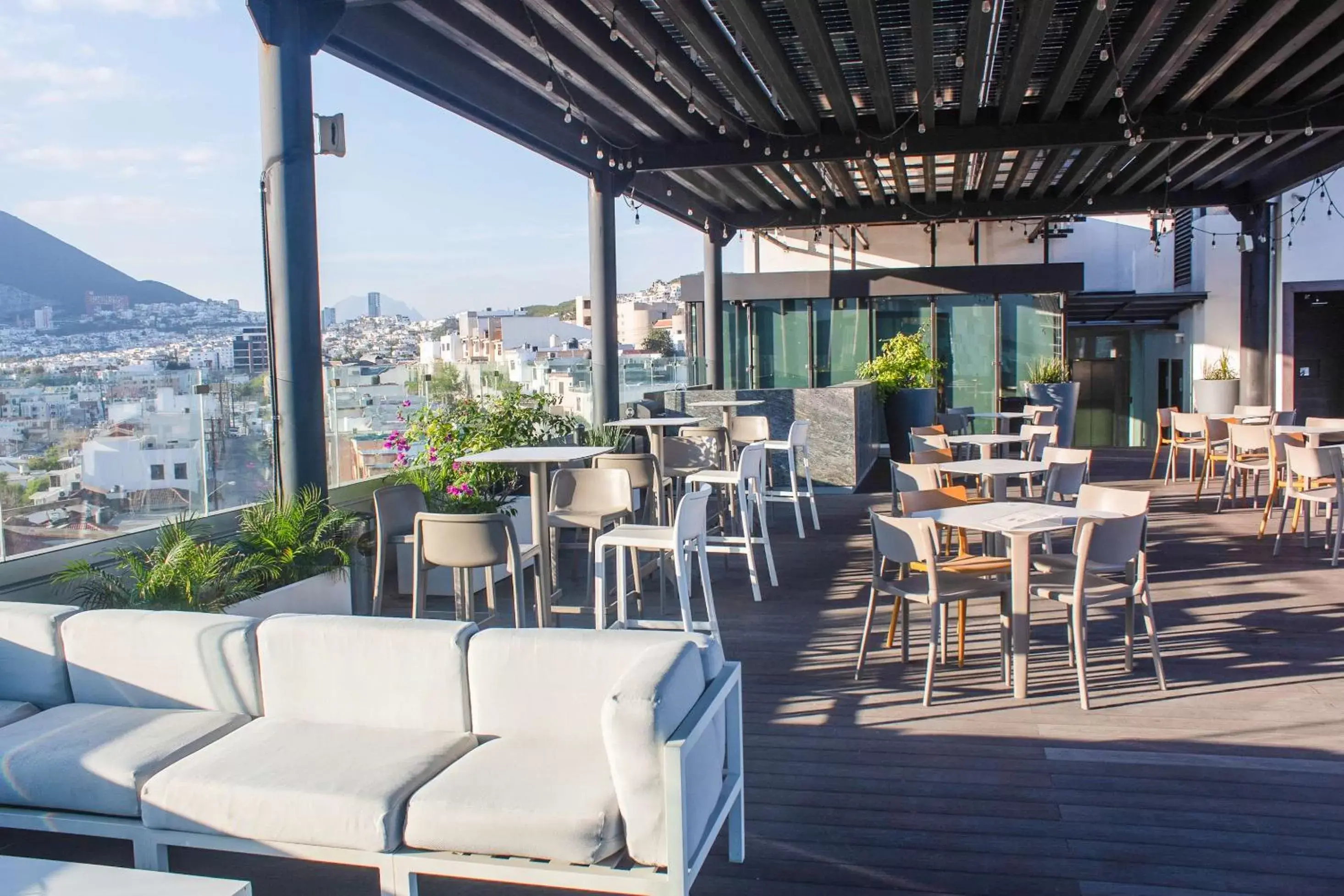 Lounge or bar, Restaurant/Places to Eat in Radisson Hotel Monterrey San Jeronimo