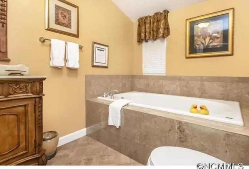 Bathroom in Brookside Mountain Mist Inn