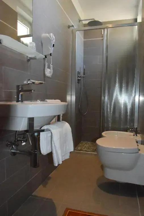 Shower, Bathroom in Hotel Verdi