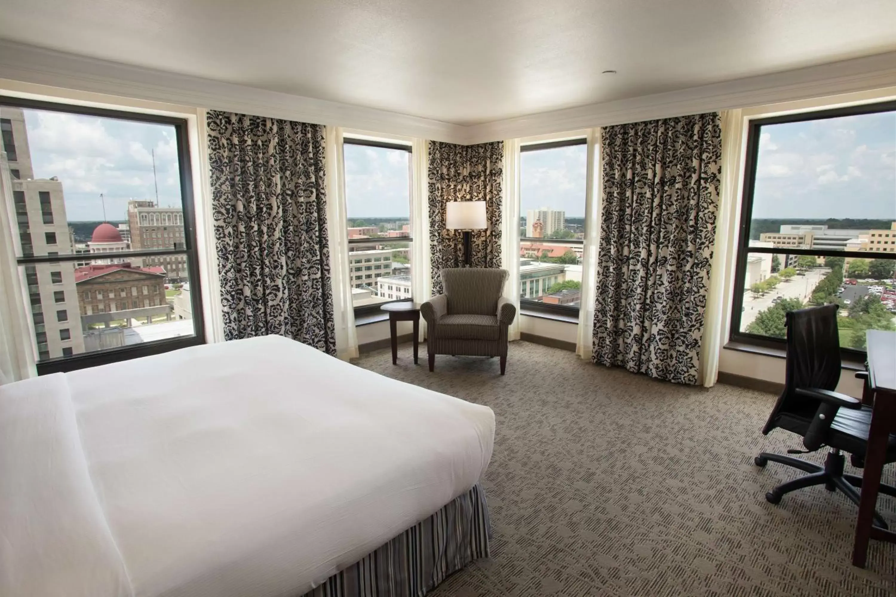 Bedroom, View in President Abraham Lincoln - A Doubletree by Hilton Hotel