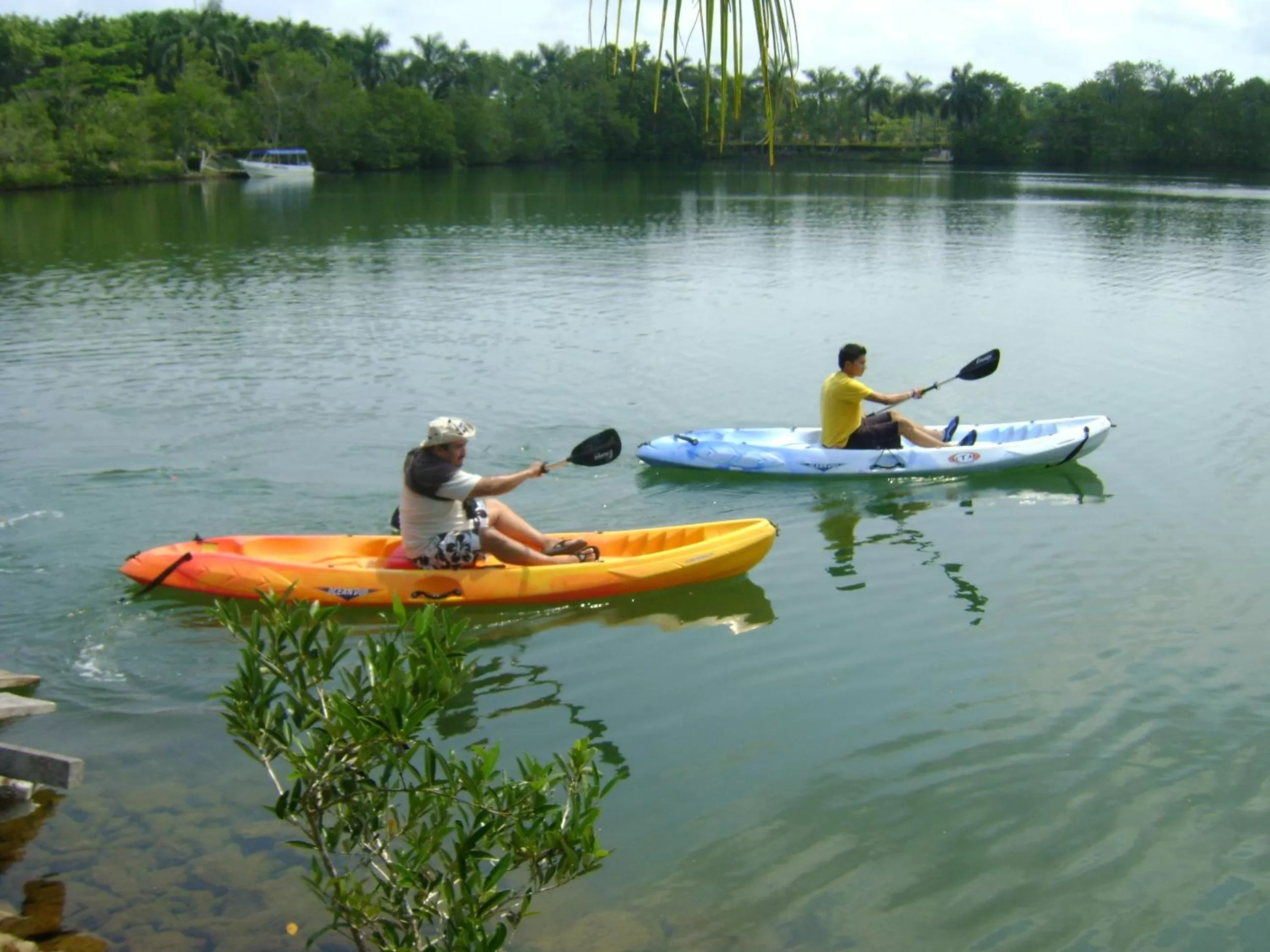 Canoeing in Amatique Bay Hotel