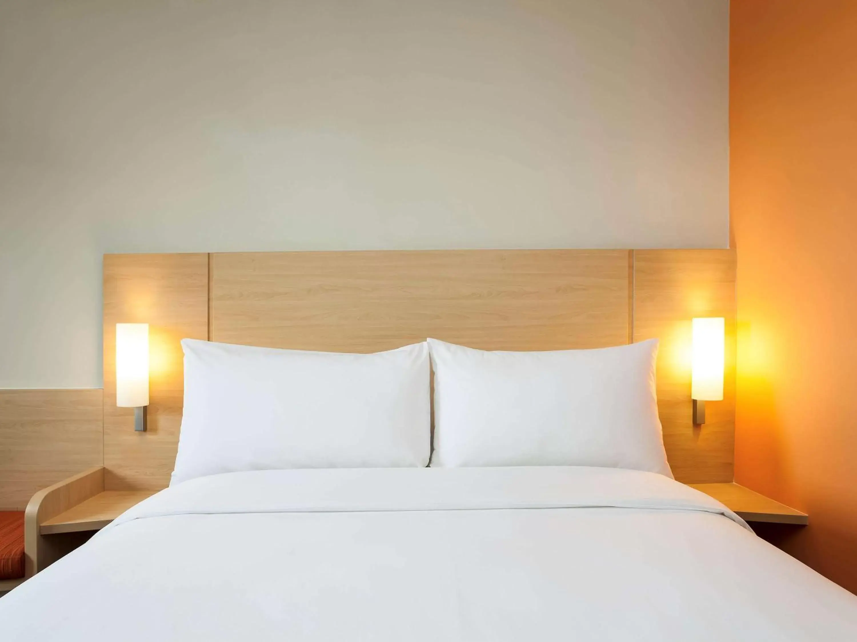 Photo of the whole room, Bed in Ibis Makassar City Center