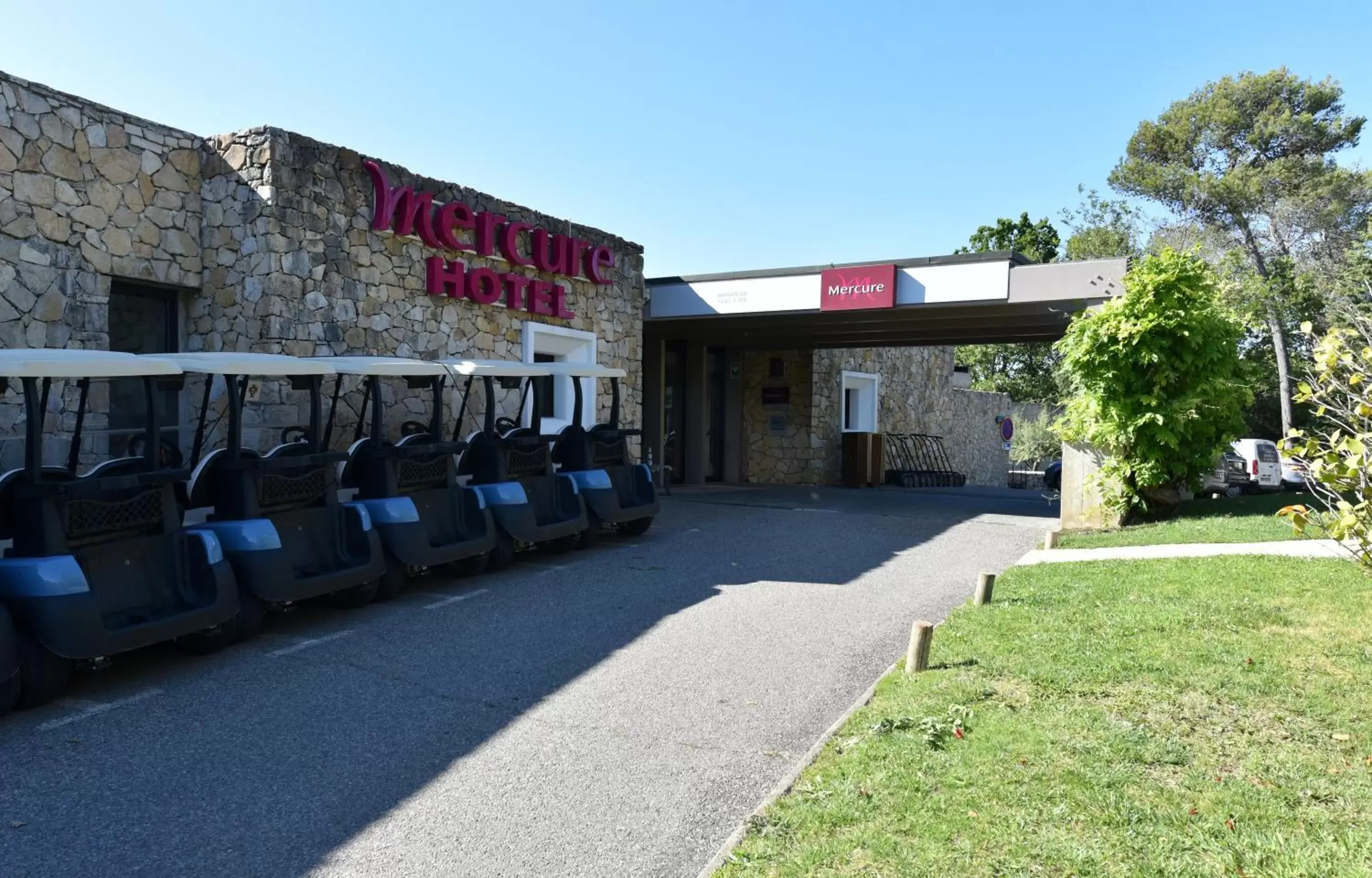 Facade/entrance, Property Building in Mercure Brignoles Golf de Barbaroux & Spa