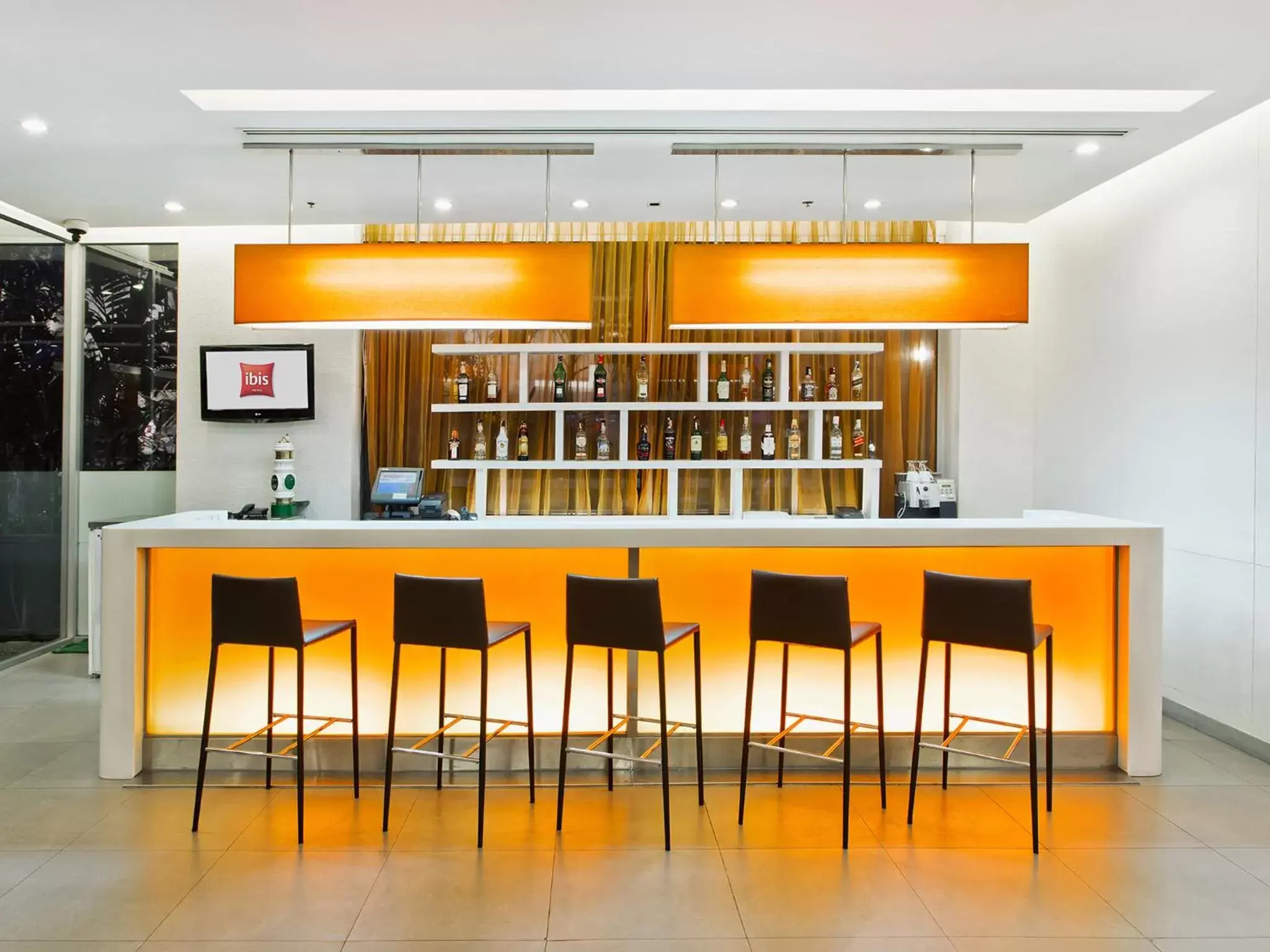Lounge or bar in Ibis Pattaya Lounge or bar in Ibis Pattaya