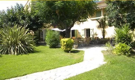 Facade/entrance in Auberge les Oliviers