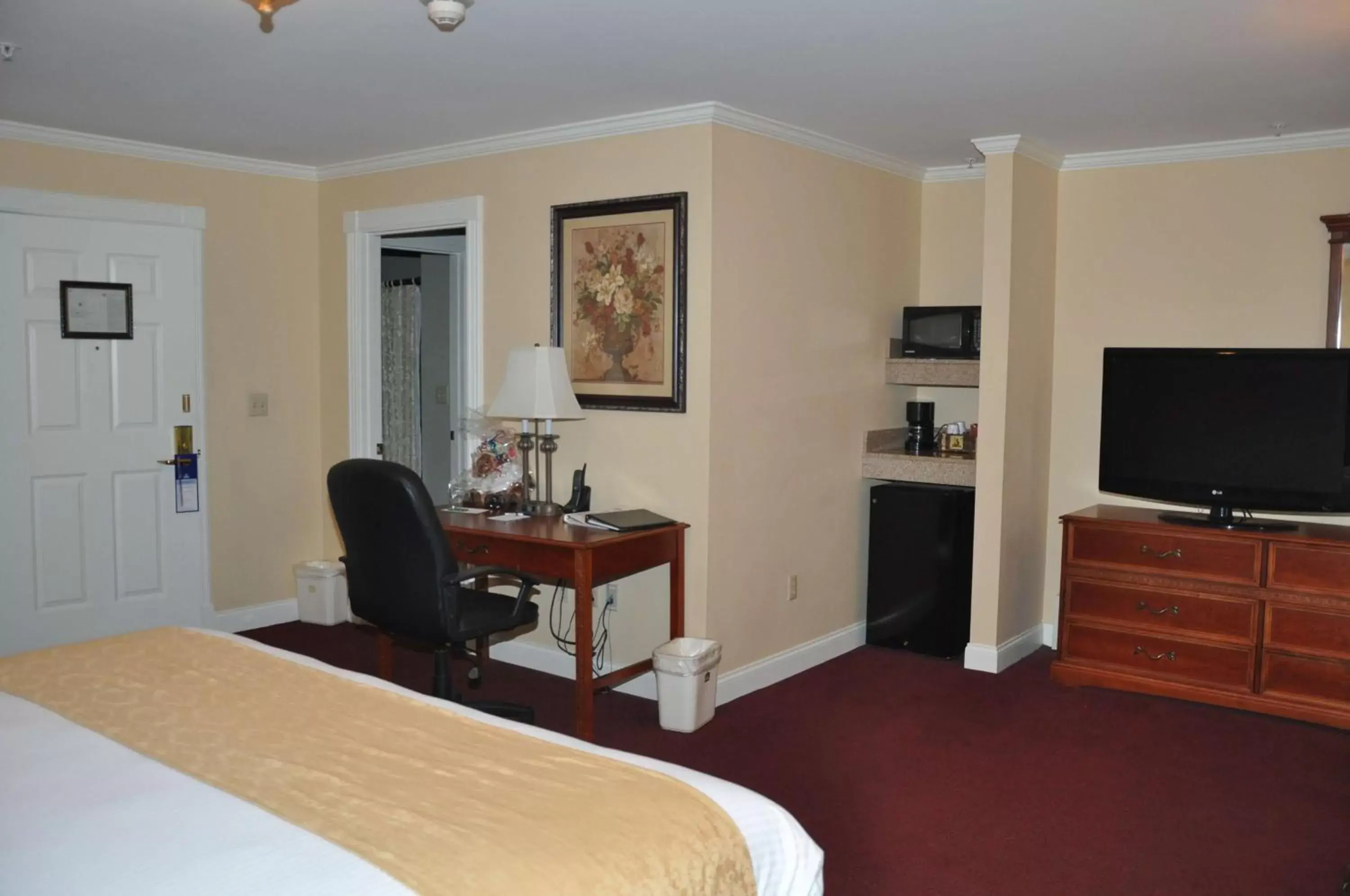 Photo of the whole room, TV/Entertainment Center in Best Western White House Inn