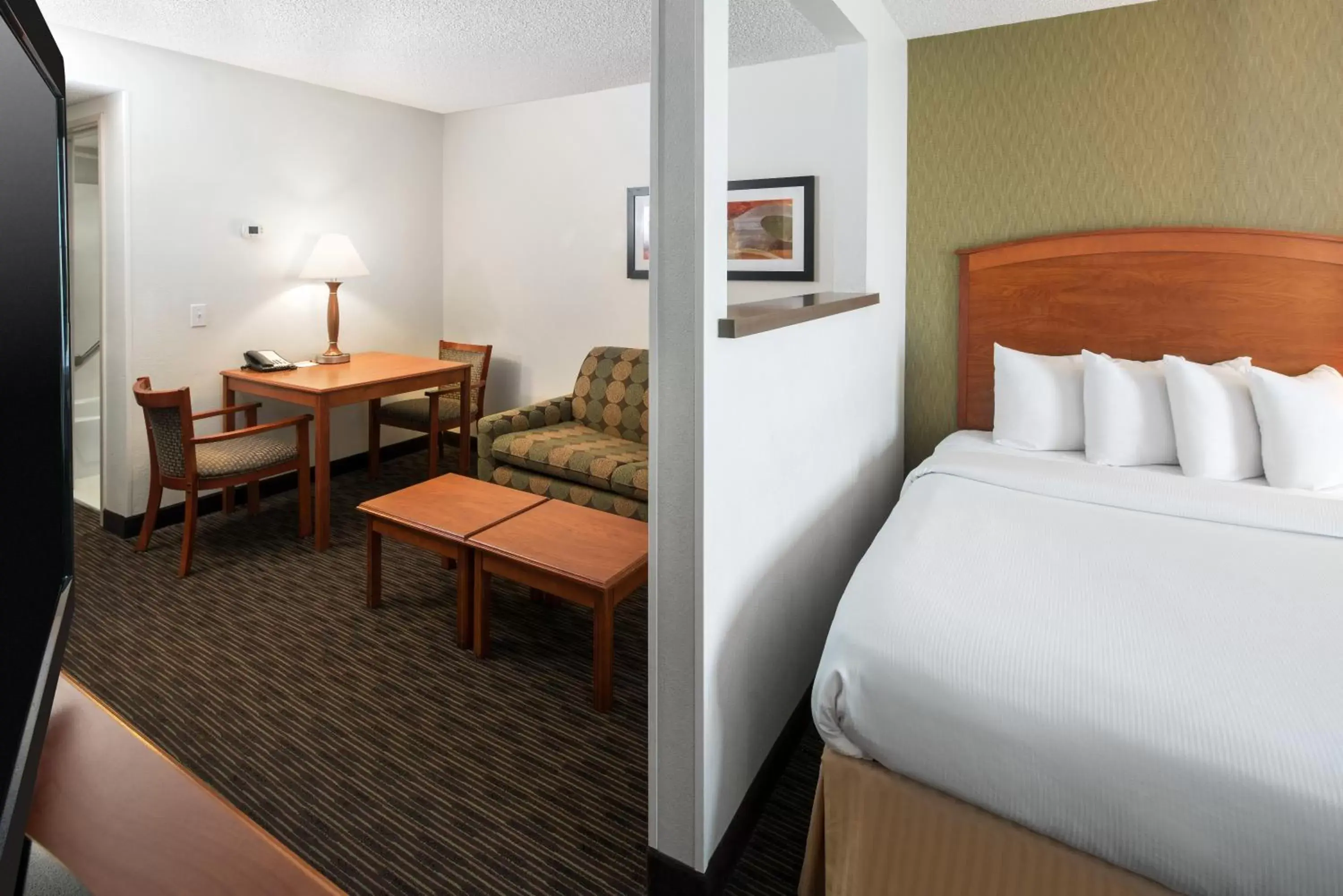 Photo of the whole room, Bed in High Plains Hotel at Denver International Airport