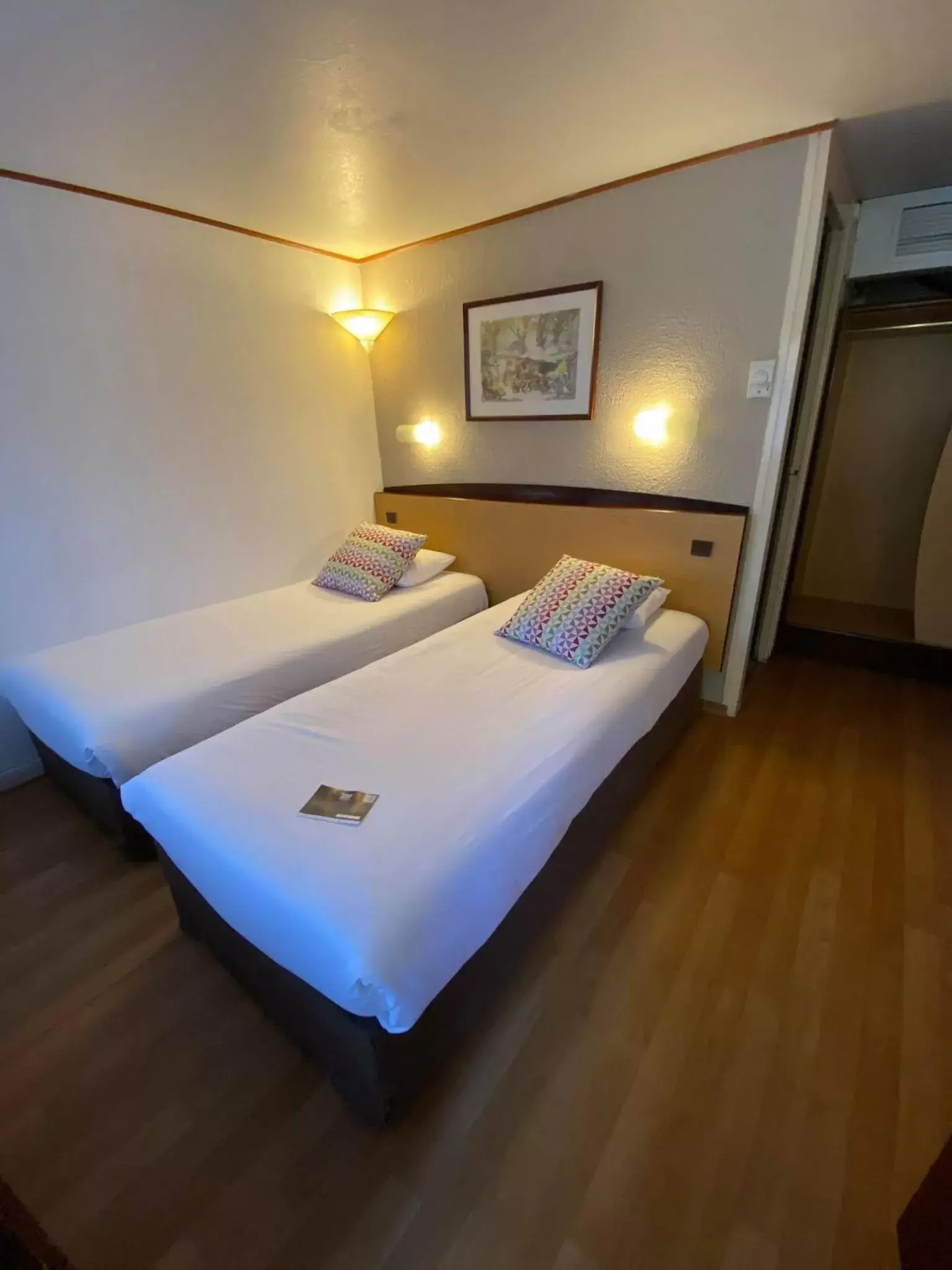 Twin Room in Campanile Manosque Twin Room in Campanile Manosque