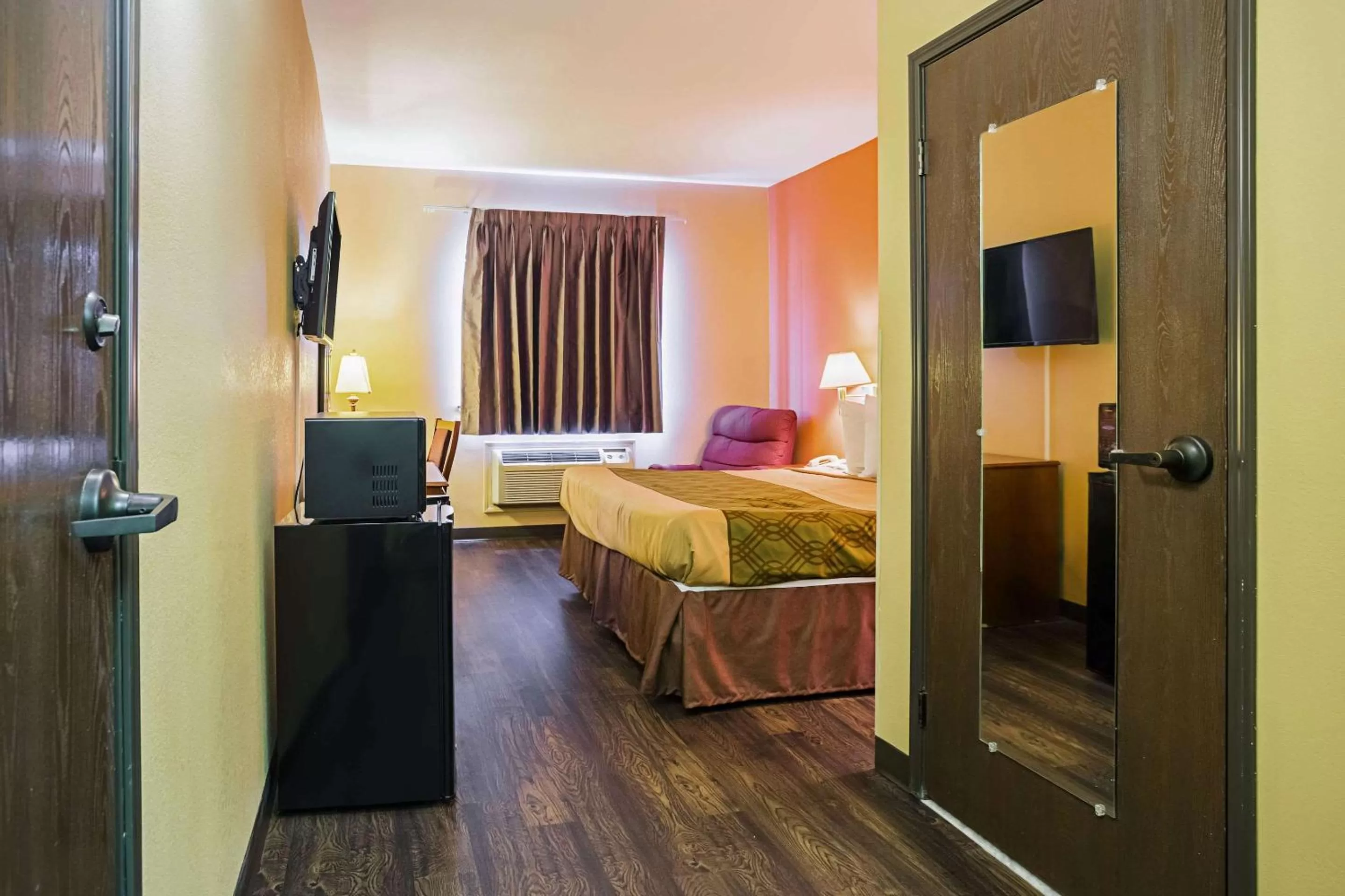 Photo of the whole room, Bed in Econo Lodge Inn & Suites