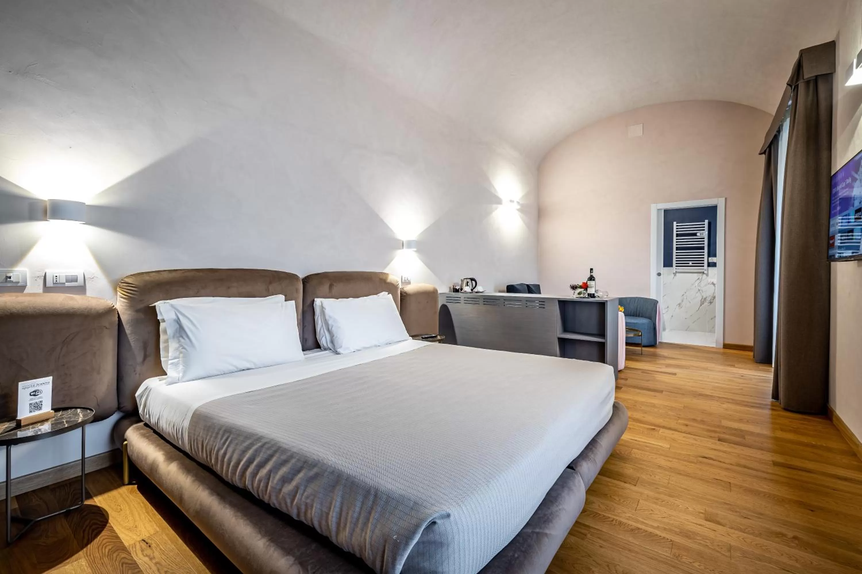 Photo of the whole room, Bed in Hotel La Scaletta al Ponte Vecchio