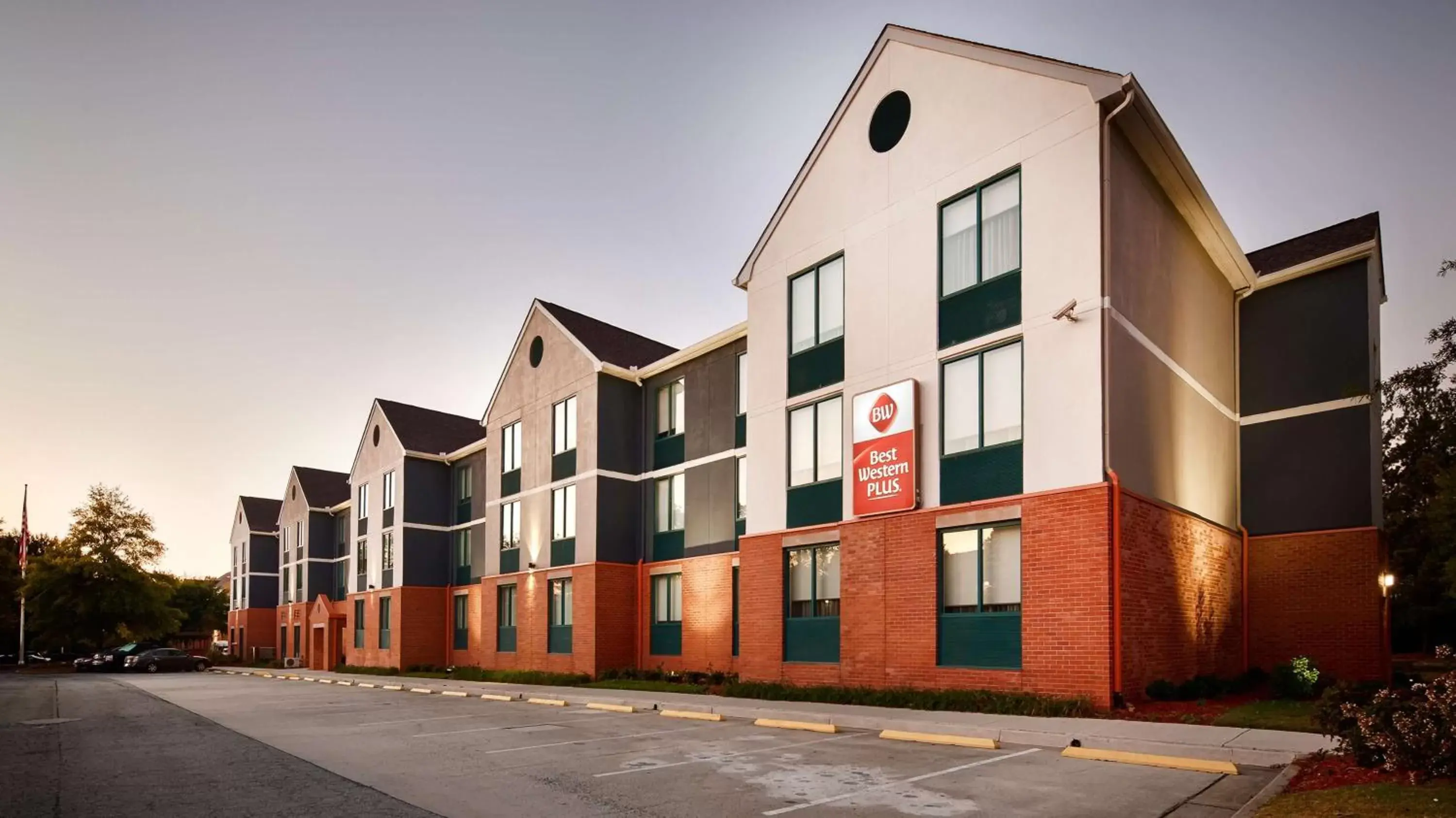 Property building in Best Western Plus Roswell/Alpharetta Property building in Best Western Plus Roswell/Alpharetta