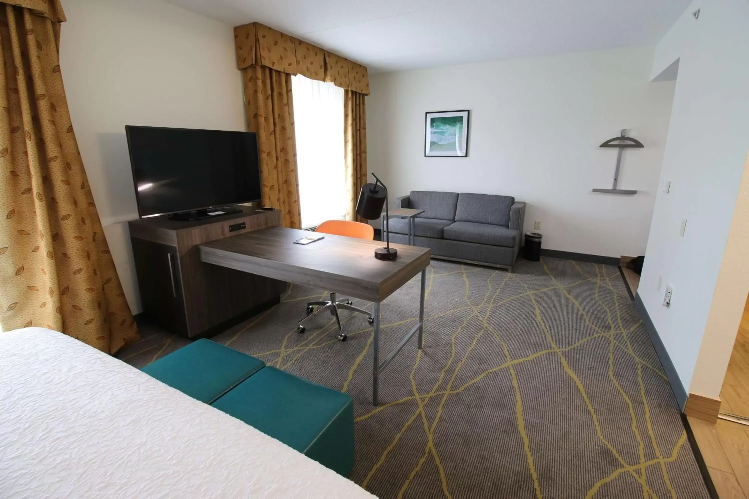 Bedroom, TV/Entertainment Center in Hampton Inn & Suites Palm Coast