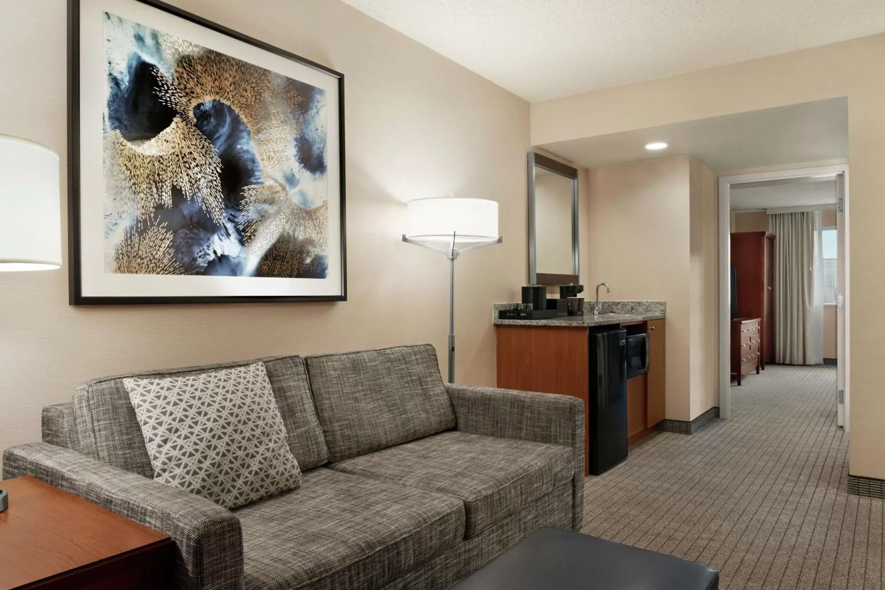 Living room, Seating Area in Embassy Suites Cincinnati - RiverCenter