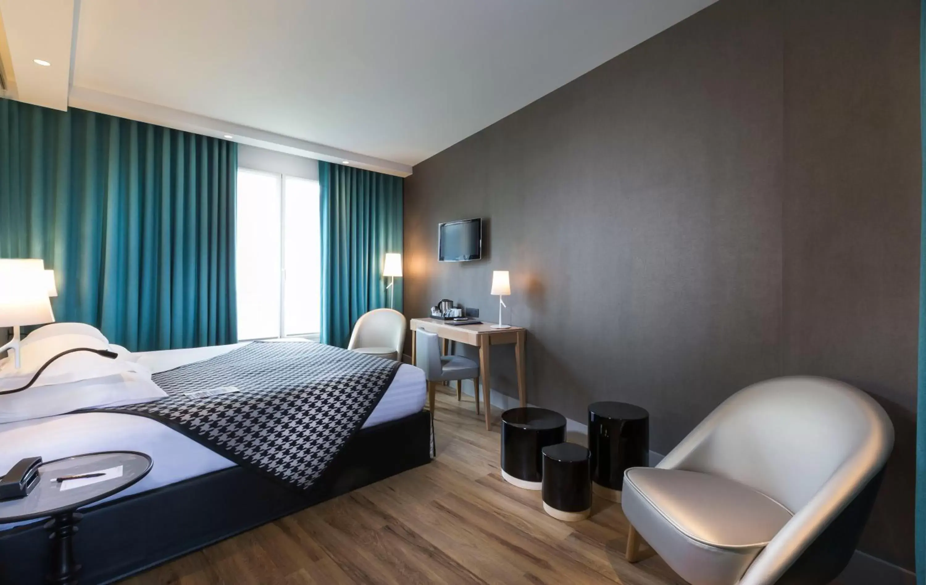 Bed in Hotel Acanthe - Boulogne Billancourt