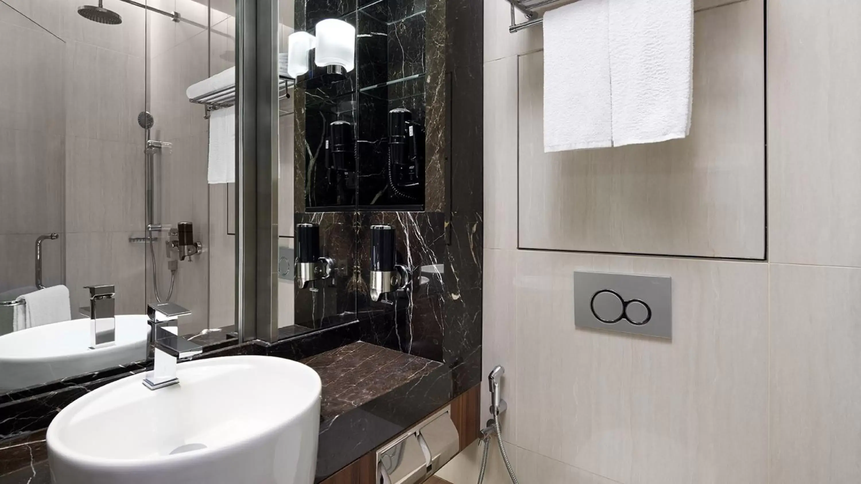 Bathroom in Holiday Inn Express Singapore Clarke Quay, an IHG Hotel