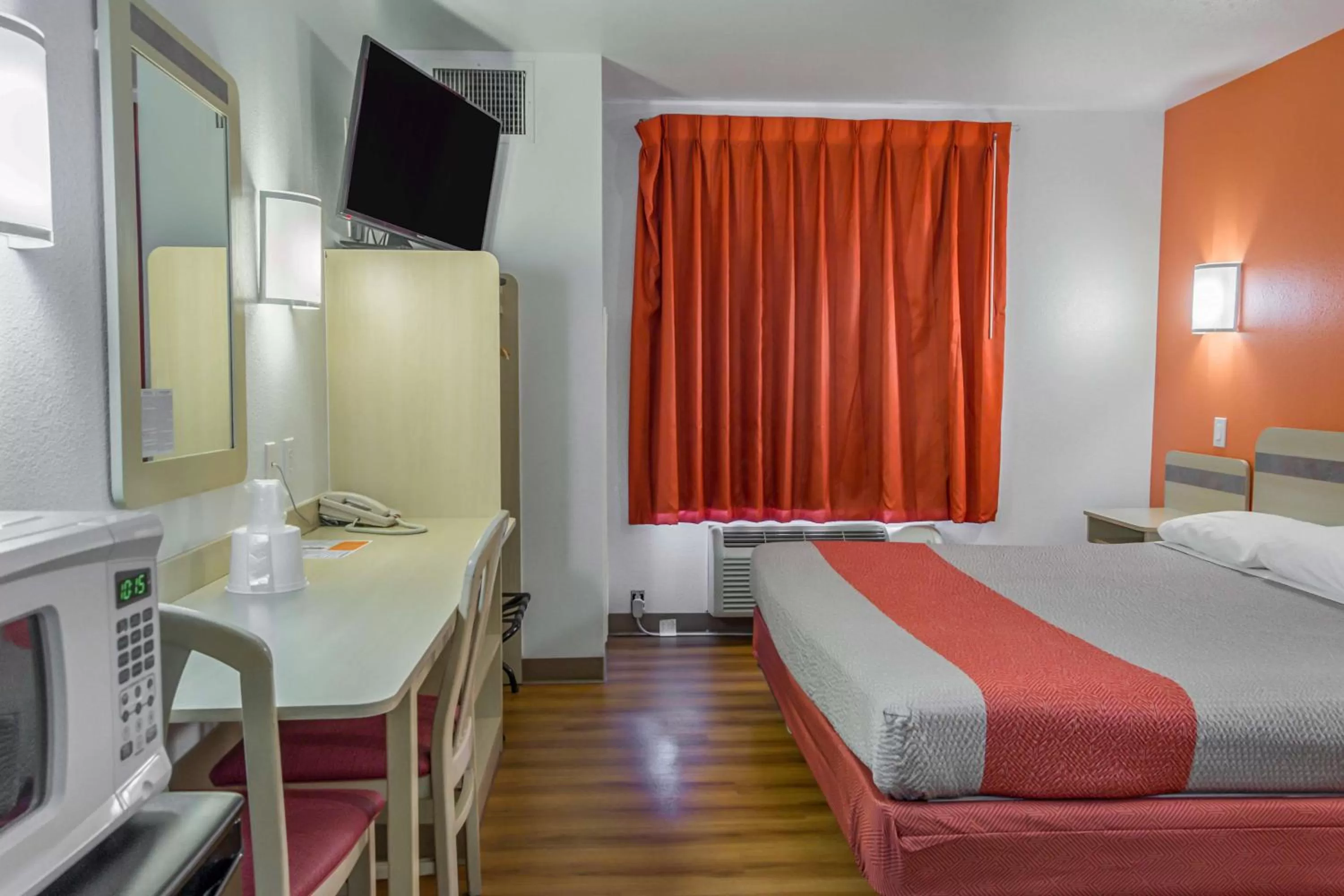 TV and multimedia, Bed in Motel 6-Redmond, OR