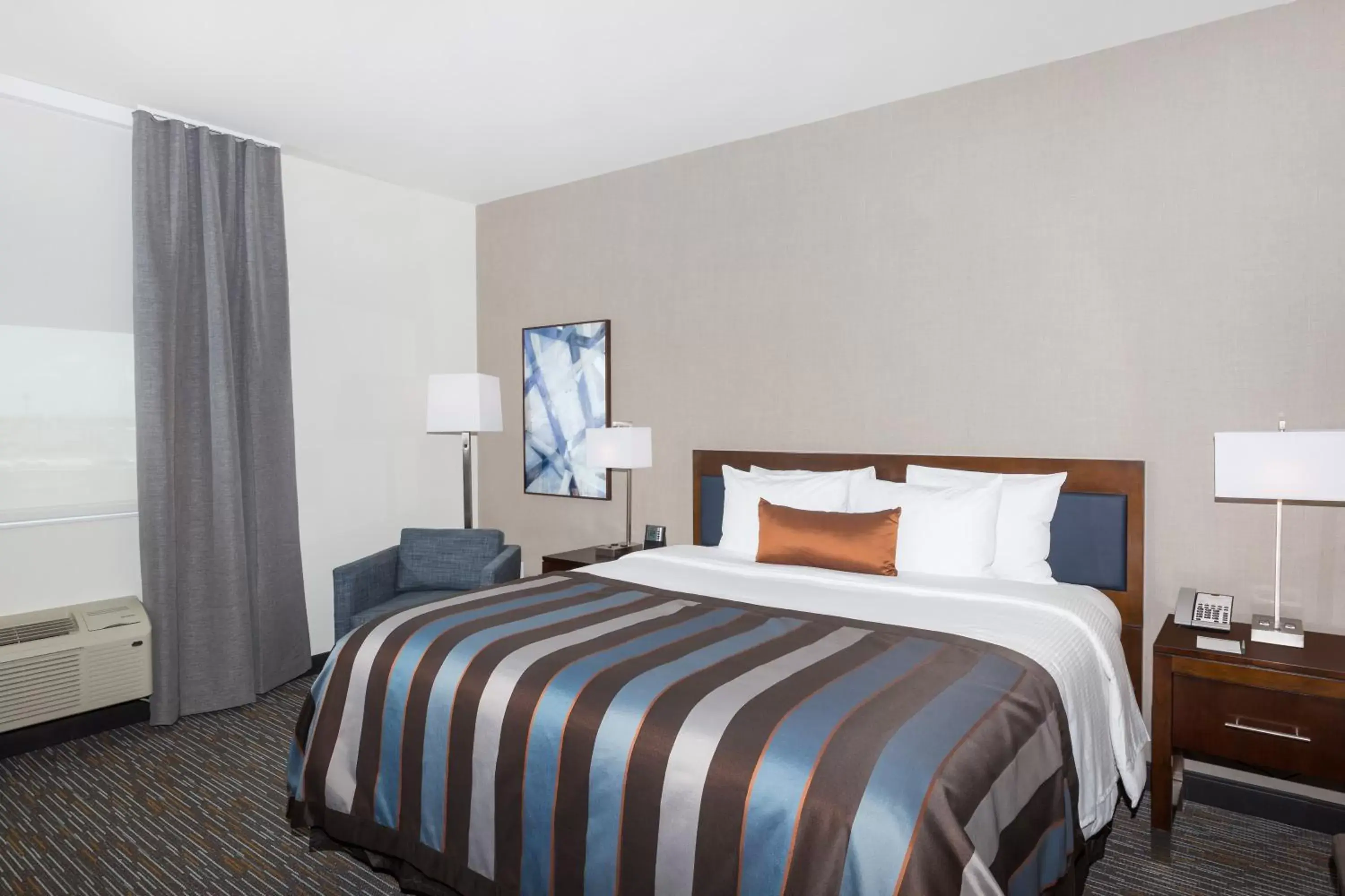 Bed in Wingate by Wyndham Miami Airport
