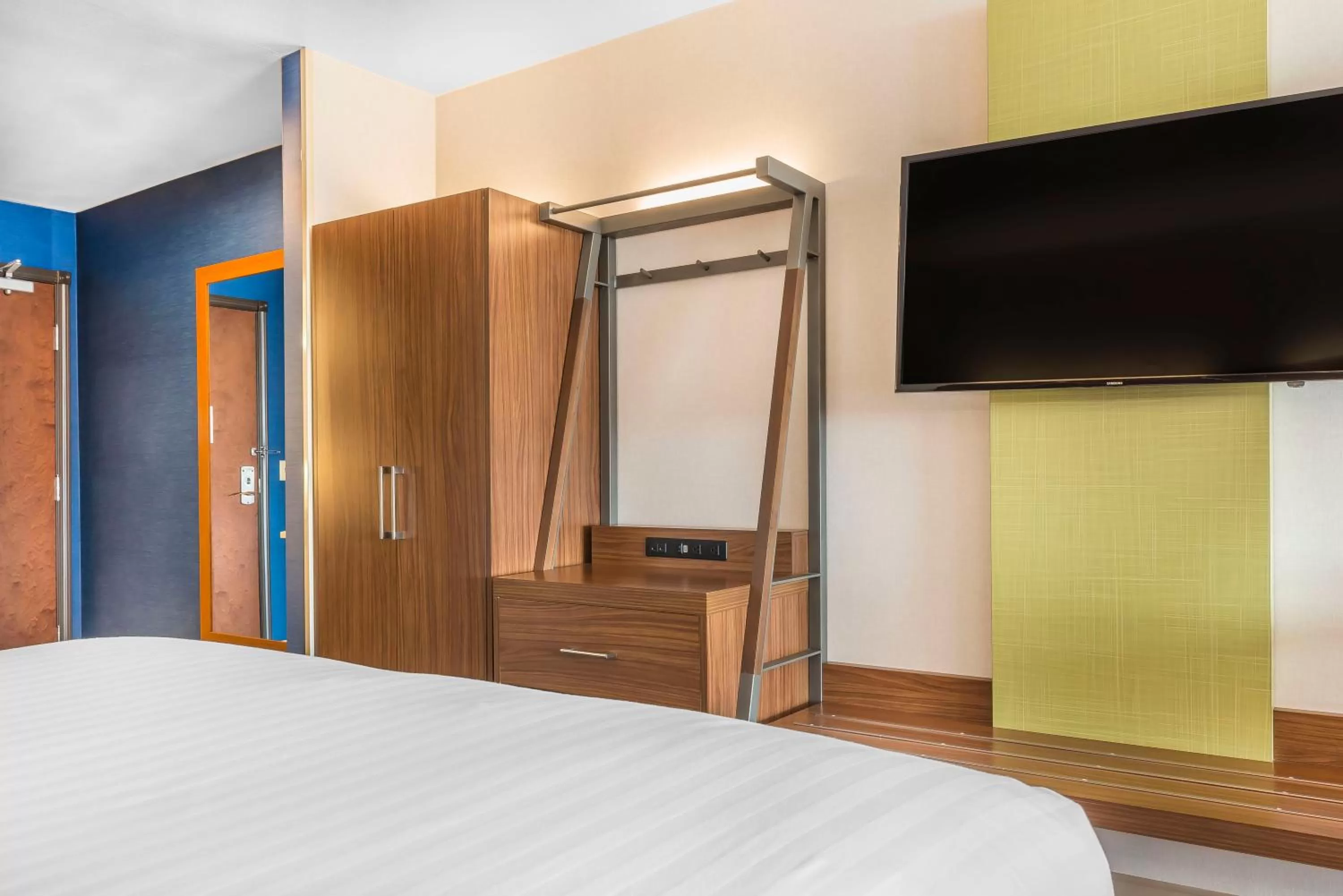 Photo of the whole room, Bed in Holiday Inn Express & Suites Clarion by IHG