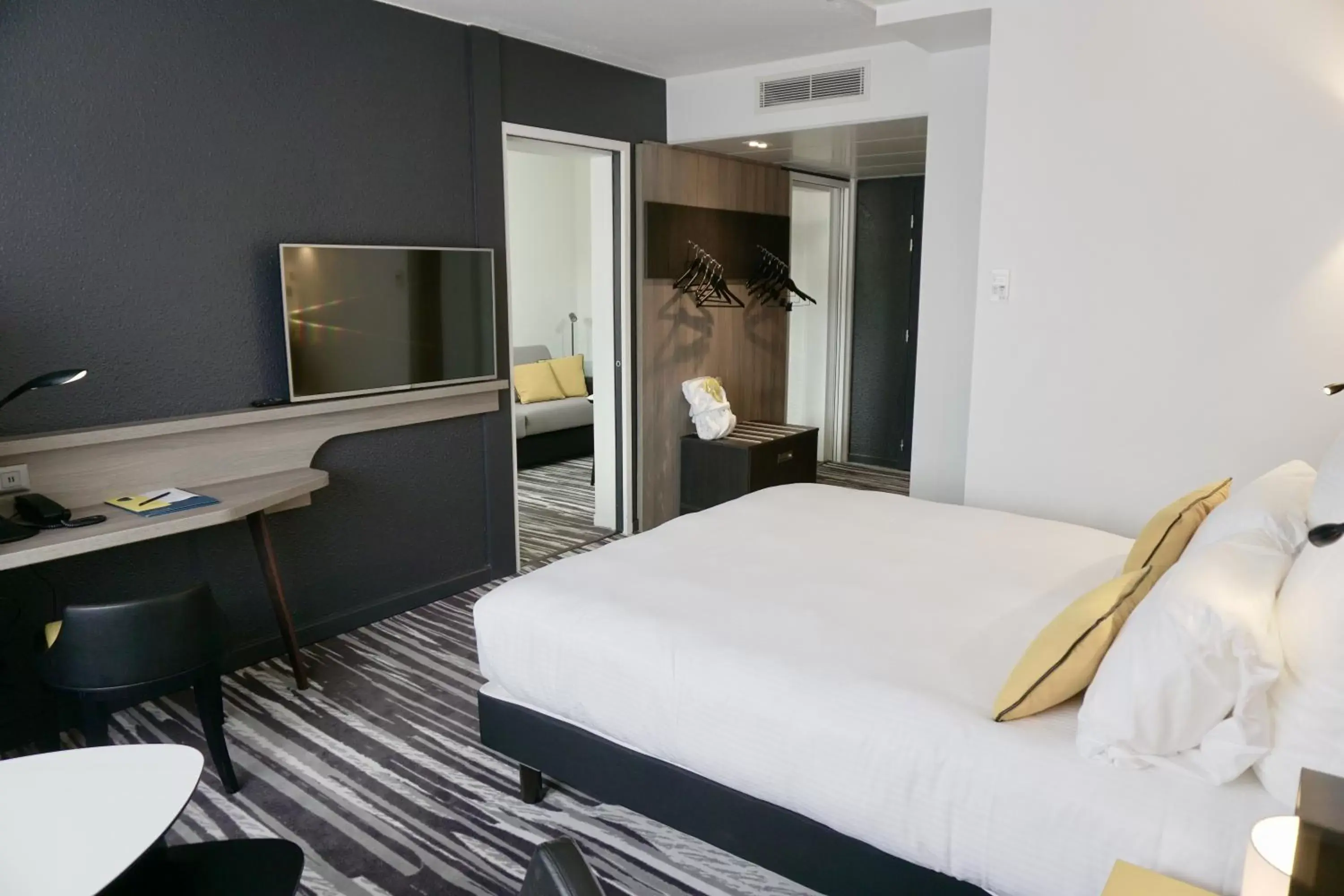 Bed, TV/Entertainment Center in Golden Tulip Roissy Saint Witz