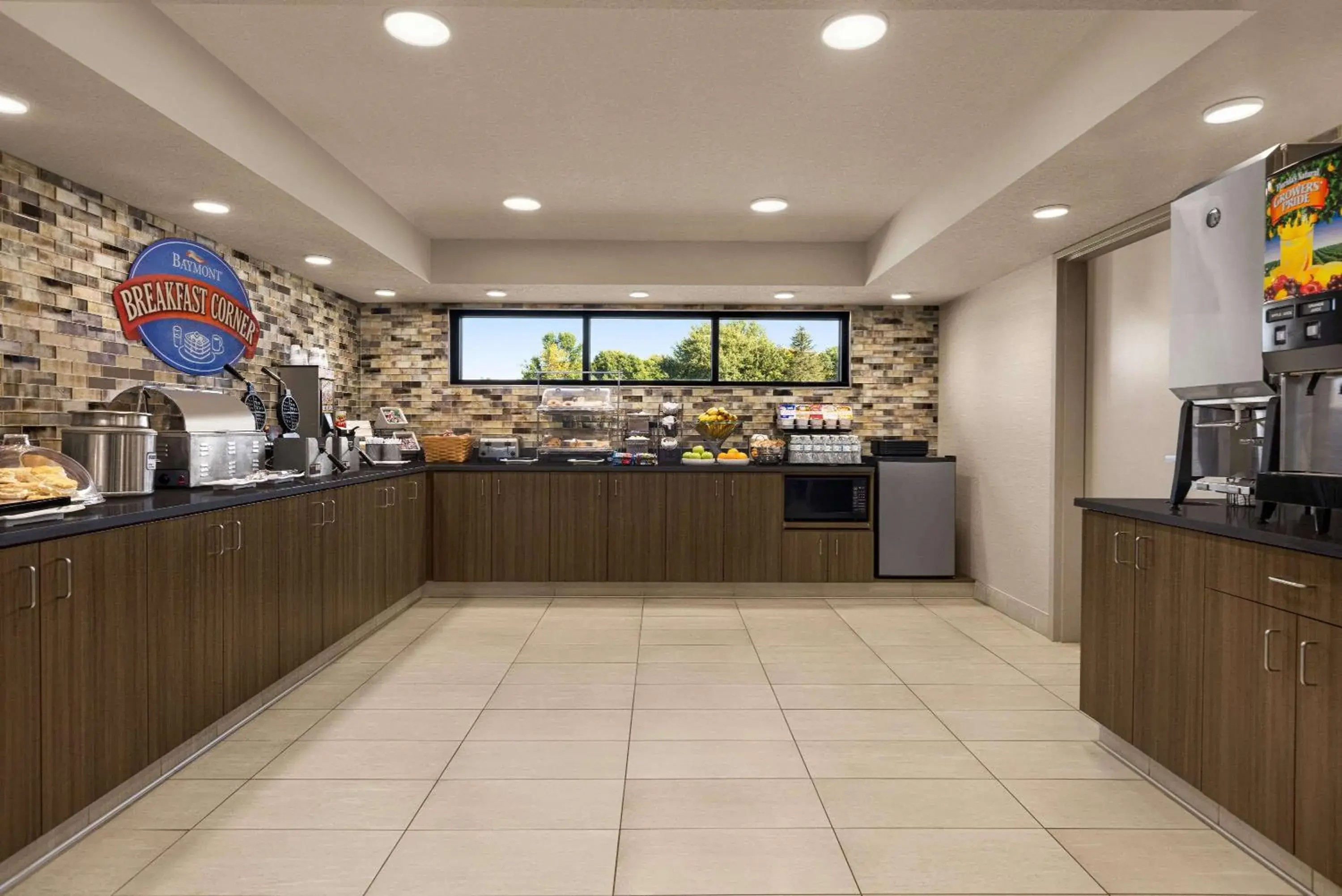 Restaurant/places to eat, Kitchen/Kitchenette in Baymont by Wyndham Owatonna