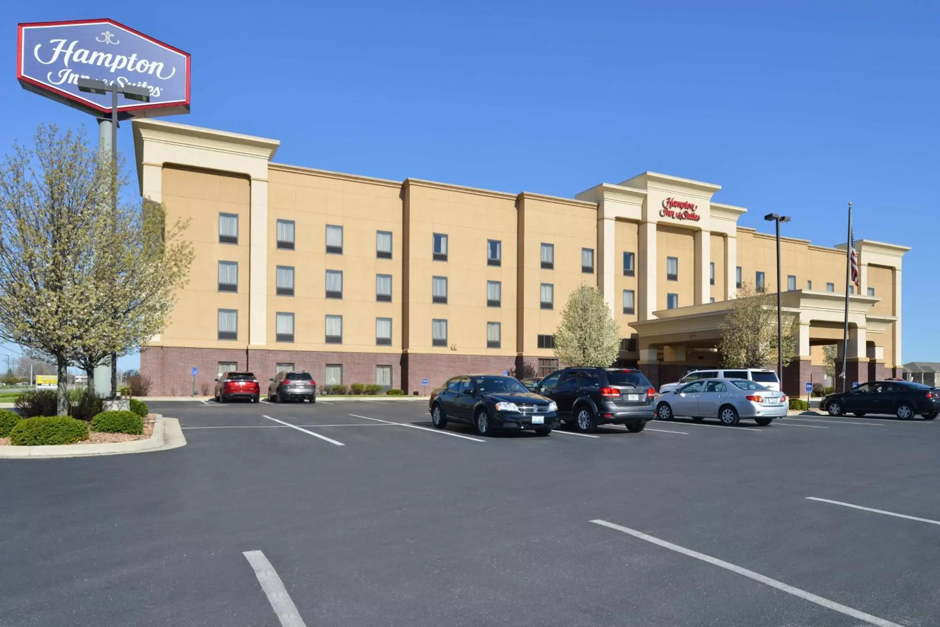 Property Building in Hampton Inn & Suites Muncie